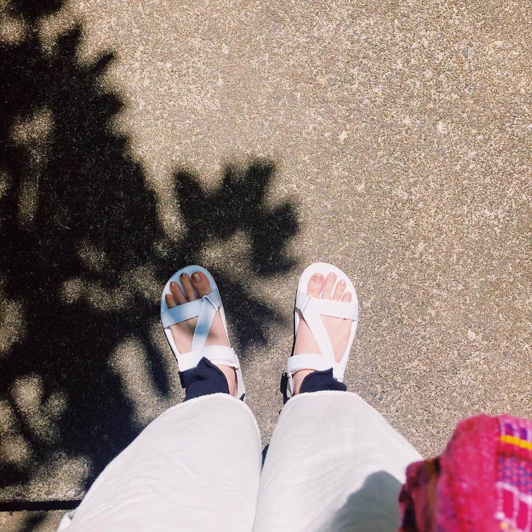 岡本夏美さんのインスタグラム写真 - (岡本夏美Instagram)「何日に一度の外出。 必要なものだけを買いに、 スーパーへ。 ん〜 暑いぞ。 春飛び越えて夏が来た タイムトラベルしたみたいですね！  皆さん今日もがんばりましょうっ！」5月11日 13時55分 - okamoto_natsumi