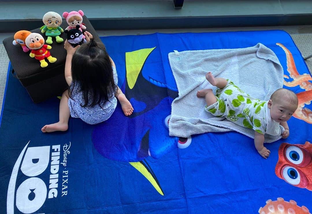田中雅美さんのインスタグラム写真 - (田中雅美Instagram)「お天気が良いので、娘の青空教室開校。 ・ ・ 生徒は、息子とアンパンマンの仲間たち。 ・ ・ #青空教室 #気持ちいいお天気 #ベランダ #敷物 #ドリー」5月11日 13時56分 - tanakamasami_official