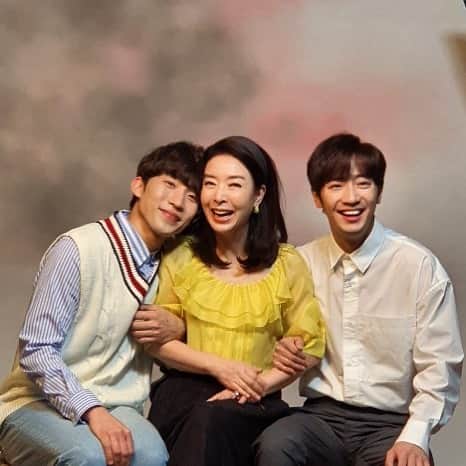 イ・サンヨプのインスタグラム：「김보연쌤과 연기할때마다 두 아들은 울컥울컥하네요. 연기 그 이상을 느끼게 해주시는 울 보연쌤. 사랑합니다💖 사랑한다 내동생 이상이 너두.」