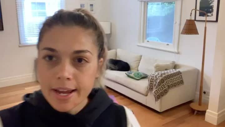 フィービー・ディ・トマソのインスタグラム：「Stretching Snacks 😋 Show of hands who is spending most of your day stationary atm?  Ye? Feels. Here’s a quick little stretch set you can do to break up the day when WFH or even DURING your Netflix intervals using your lounge and a towel! For more inspiration around MOBILITY movements you can do, head to the Nike Training Club App which has over 185 free workouts and a whole bunch of mobility options. Honestly, these movements are the perfect way to reset your body during the day. More Mobility = Better Everything. Now for my workout…these are quick sets so hold everything between 40-90 seconds per stretch 1 DEEEEP Hip Flexor Stretch  2 Seated Figure 4 3 Lat Stretch and Thread The Needle 4 Single Leg Hamstring  5 Chest Stretch  Let me know how you go! #MoveWell #NTC #Mobility #YouCantStopUs #TeamNike #WorkingWithNike @nike @niketraining 🎧 Reid - Singapore @eoghanreid」