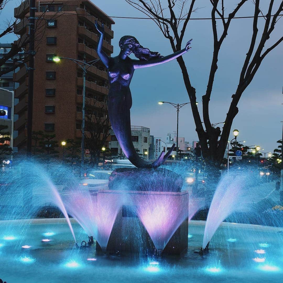 平塚市さんのインスタグラム写真 - (平塚市Instagram)「* 【おうちで#hiratsukagood】 今日の撮りため写真は駅南口の噴水。 ライトアップがいいよね～。 ㅤㅤㅤㅤㅤ お出かけできないおうち時間を 少しでも楽しんでもらうため、 撮りためた平塚の写真を投稿する #_h_i_r_a_t_s_u_k_a_g_o_o_d を提案中。 ㅤㅤㅤㅤㅤ #ソーシャルディスタンシング にちなみ、 ハッシュタグにも２ｍ距離を置いてもらいました。 ㅤㅤㅤㅤㅤ あなたが撮影した平塚のお気に入り写真を このハッシュタグで紹介してね。 (もちろん、#hiratsukagood もお忘れなく♪) *** #手をつなぎたくなる街 #hiratsukagood #hiratsuka#平塚 #kanagawaphotoclub #_h_i_r_a_t_s_u_k_a_g_o_o_d #アンダーバー1つにつき2メートル #ソーシャルディスタンシング #socialdistance #socialdistancing #写真好きな人と繋がりたい #写真撮ってる人と繋がりたい #写真整理#過去pic #噴水#ライトアップ」5月11日 14時11分 - hiratsukagood