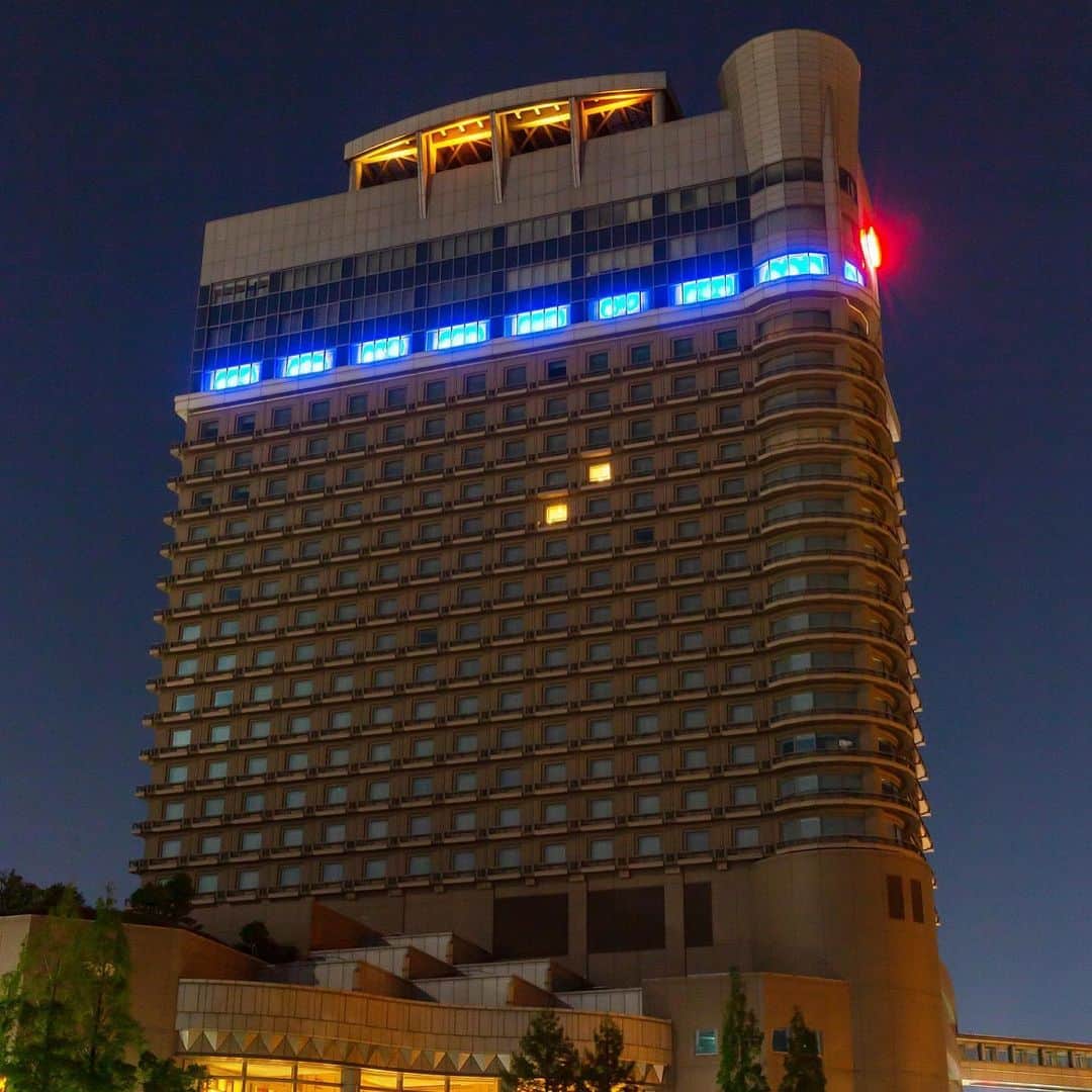 Imperialhotel_jp_帝国ホテル 公式さんのインスタグラム写真 - (Imperialhotel_jp_帝国ホテル 公式Instagram)「【青く照らす光に感謝を込めて。】 私たちは、新型コロナウイルス感染拡大が続く中、最前線で働く医療関係の皆さまを応援しています。  A PRAYER OF LIGHT We are illuminating our hotel in blue, a gesture of prayer and gratitude for the frontline care shown to the afflicted.  #imperialhoteljp #imperialhotel #imperialhoteltokyo #imperialhotelosaka #japan #tokyo #osaka #travellermade #帝国ホテル #帝国ホテル東京 #東京 #帝国ホテル大阪 #大阪  #帝國飯店 #帝國飯店東京 #帝國飯店大阪 #日本 #임페리얼호텔 #임페리얼호텔도쿄 #임페리얼호텔오사카 #일본」5月11日 14時05分 - imperialhotel_jp_official