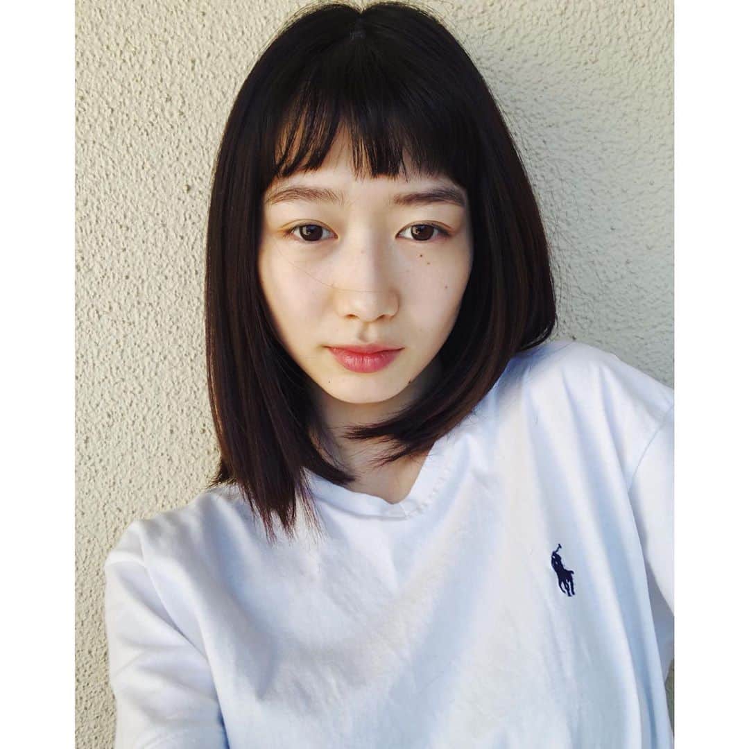 岡本夏美さんのインスタグラム写真 - (岡本夏美Instagram)「とあるリモートドラマの役作りで 人生初、オン眉にしてみました。 今は美容室に行けないので自分で。 . はっはっはー。 いいかんじに、マヌケです。  動いてる"オン眉岡本"は、 そのドラマをご覧くださいね。 またお知らせします📢」5月11日 14時20分 - okamoto_natsumi