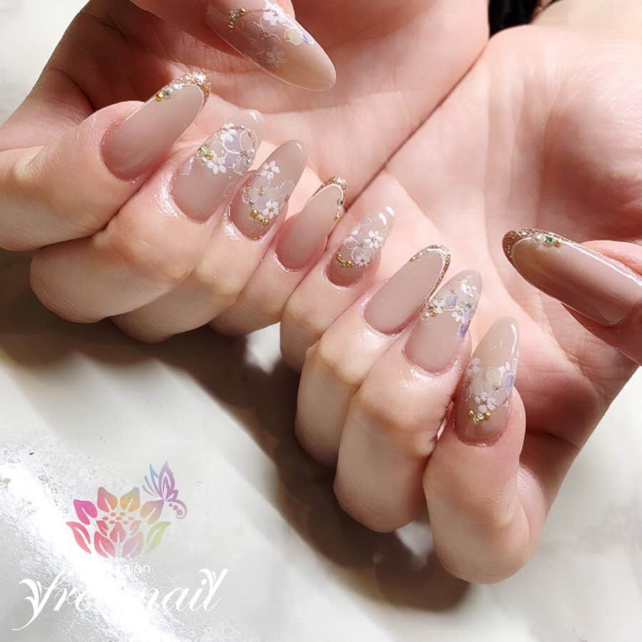 free nail フリーネイルのインスタグラム：「. お客様ネイル💅🏻🌷✨ . 大人フラワーネイル💐✨ . シックなベージュカラーで🌝✨ . ▶︎▶︎▶︎スワイプして動画も見てね☝︎🎬✨ . ご来店ありがとうございました🙇🏻‍♀️🙇🏻‍♀️🙇🏻‍♀️💗 . . #ネイルアート #ジェルネイル #ネイルサロン #大阪ネイルサロン #ネイルデザイン #ネイルチェンジ #フラワーネイル #お花ネイル #ラメフレンチ #デザインフレンチ #ベージュネイル #デザインネイル #トレンドネイル #大人ネイル #おしゃれネイル #ロングネイル #初夏ネイル #春夏ネイル #nailsart #nailsdid #美甲 #日式美甲 #日式美甲胶 #日本美甲师 #日本美甲老师 #美甲上课 #日本胶 #フリーネイル #freenail」