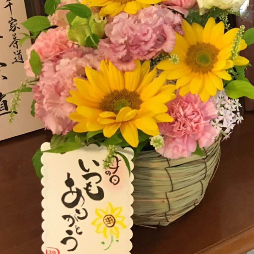 小澤陽子さんのインスタグラム写真 - (小澤陽子Instagram)「𝑠𝑡𝑎𝑦𝑖𝑛𝑔 𝘩𝑜𝑚𝑒 ☘︎. .  昨日は『母の日』でしたね💐  毎年のことながら、 母と、叔母に✨  今年は会ってご飯、、 というわけにはいかないけど、 伝筆と花束を送りました🥰  人のためを想いながらの時間って、 楽しいものです…☺️💓 . . #ThankYouMum を #カーネーション に見立てて…❁ #母の日 #HappyMothersDay #おうち時間 #StayHOME #伝筆 #いつもARIGATO☻」5月11日 14時14分 - yoko.ozawa729