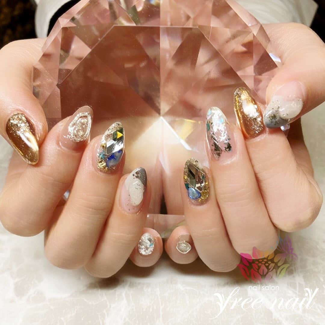 ネイルアーティストRYさんのインスタグラム写真 - (ネイルアーティストRYInstagram)「. ギラギラネイル💅🏻🌞 . 派手ネイルが映える季節に🕶✨ . . #ネイリスト #ネイルアーティスト #ネイルアート #ネイルチェンジ #ネイルサロン #大阪ネイルサロン #ネイルスクール #ネイル動画 #ジェルネイル #ネイルデザイン #ホイルネイル #ミラーネイル #ダイヤストーン #天然石ネイル #ベージュネイル #ヌーディーカラー #シルバーネイル #クリアネイル #大人ネイル #派手ネイル #ギラギラネイル #夏ネイル #summernails #美甲 #日式美甲 #日式美甲胶 #日本美甲师 #日本美甲老师 #美甲上课 #日本胶」5月11日 14時17分 - nail_artist_rm