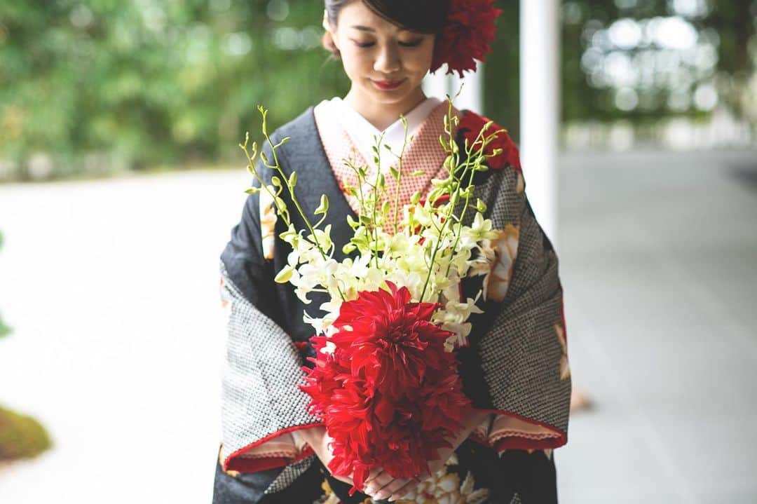 野田あず沙さんのインスタグラム写真 - (野田あず沙Instagram)「💐﻿ ﻿ ﻿ ヘアアクセサリーとブーケは打掛に合わせて生花にしました。﻿ ﻿ ﻿ ﻿ ﻿ ﻿ ﻿ ﻿ ﻿ ﻿ ﻿ ﻿ ﻿ ﻿ ﻿ ﻿ ﻿ ﻿ ﻿ ﻿ #bachelor #bachelorjapan #bridal #wedding #japan #kyoto #色打掛 #上賀茂神社 #bouquet #京都 #黒打掛 #バチェラー #バチェラージャパン #前撮り #和装前撮り #プレ花嫁 #打掛 #黒打掛 #春挙式 #バルフロール #和装婚 #結婚式 #ブライダルフォト #ウエディングニュース #結婚式準備 #ゼクシィ2020 #dressy花嫁 #プラコレ #結婚式延期 #ブーケ」5月11日 14時17分 - azuazu0429