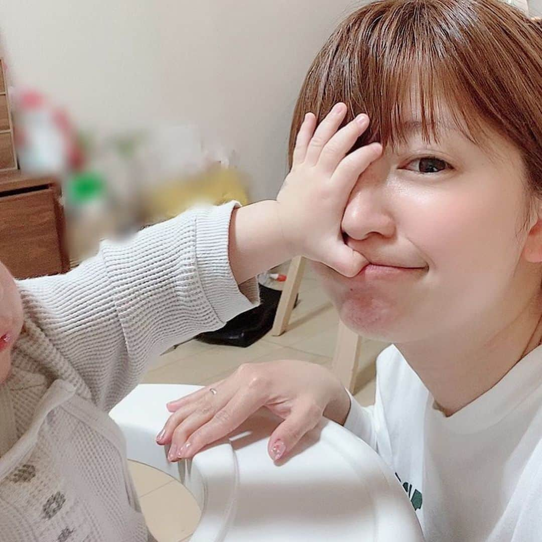 矢口真里さんのインスタグラム写真 - (矢口真里Instagram)「そして息子は一昨日９ヶ月になりました😂✨ ９ヶ月の離乳食プレートは、 かぼちゃと卵豆腐と鮭としらすのご飯とベビーダノン😋✨ 飲み物はいつも赤ちゃん用の麦茶です✨ かぼちゃと卵豆腐とヨーグルトはよく食べてくれましたが、ご飯はちょっとしか食べてくれませんでしたw かなり柔らかいご飯にしたんだけどなぁ🤔 離乳食って難しい😤 日々研究ですね。 ・ 息子よ。 毎日元気に笑顔でいてくれることが何よりのプレゼントです。 お母さんを成長させてくれて本当にありがとう。 これからもよろしくね😁✨」5月11日 14時28分 - mariyaguchi_official