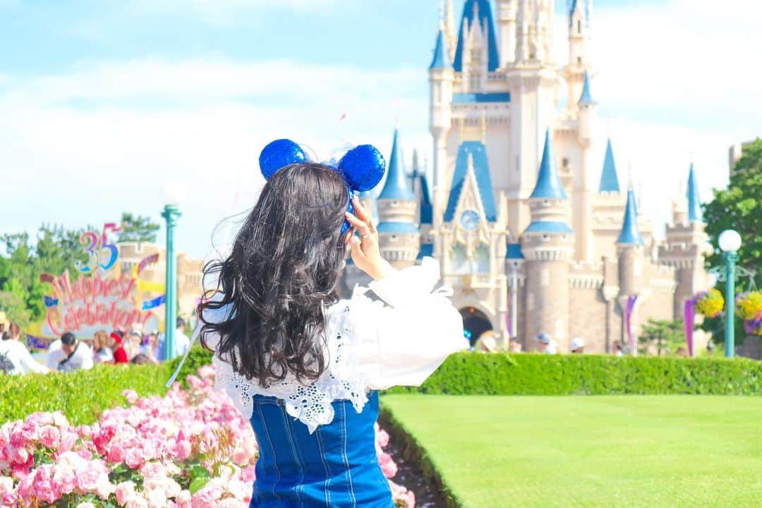 のインスタグラム：「ㅤ ㅤ ちょうど2年前の写真🐭🏰💙💫 ㅤ ㅤ ㅤ 髪が！ながーい！🥺🤟🏻笑 ㅤㅤㅤㅤ 今年も今頃お城前は 薔薇が綺麗なんだろうな🌹💭 ㅤ ㅤ ㅤ ㅤㅤ #kana_disney ㅤㅤ #東京ディズニーランド #ディズニーランド #東京ディズニーリゾート #シンデレラ城 #スパンコールカチューシャ #ディズニーコーデ #デニムコーデ #tokyodisneyland #tdl #tokyodisneyresort #tdr #cinderellacastle #disneycode」