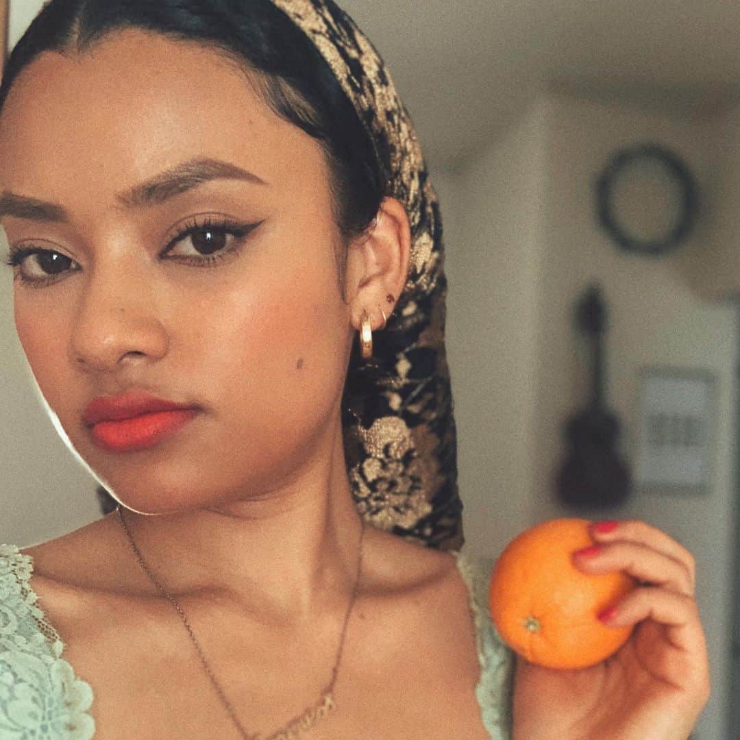 ティファニー・キャデラックのインスタグラム：「‘Ow to h’eat a h’aringe 101 🍊」
