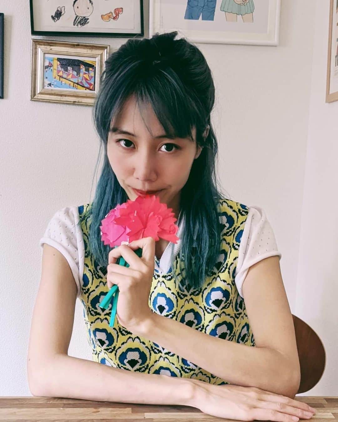 草野絵美のインスタグラム：「Thank you for the origami flowers💐 #happymothersday❤️ YouTubeで作り方調べて、折り紙で作ってくれた👩‍👦ありがとう息子🌈」