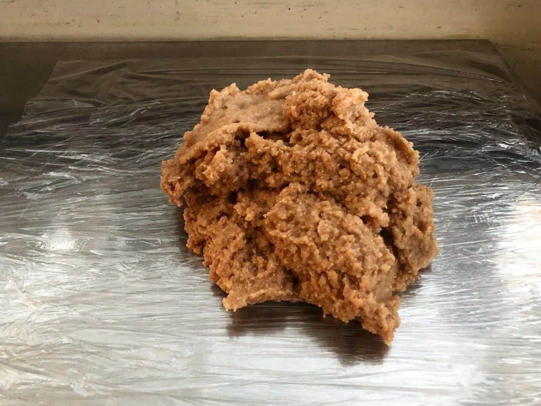 CHIPPRUSONのインスタグラム：「湯種について  先程のオートリーズしたものと湯種を使って高加水生地を作っています。湯種に使うのは全て全粒粉。倍量の熱湯で直火でふんわりと練り上げます。最後の温度が必ず70度以上、私は完全にアルファ化するまでしっかり直火で熱を通しています。この作業が甘いと生地がダレて扱いにくくなってしまう。湯種を使う目的は、グルテンの織り成す繊維にラスティックなゴムのように伸びるものに加工する為です。通常の作り方より、水分をたくさん入れて湯種を加えると驚くほど水分を吸収してくれます。だって、この工程だけで粉に対して200%の水分が入ります。なので、私の作る高加水生地は、発酵すると水をたくさん含んだ水風船のようにポワンポワンになります♩♩かわいいよ😍」