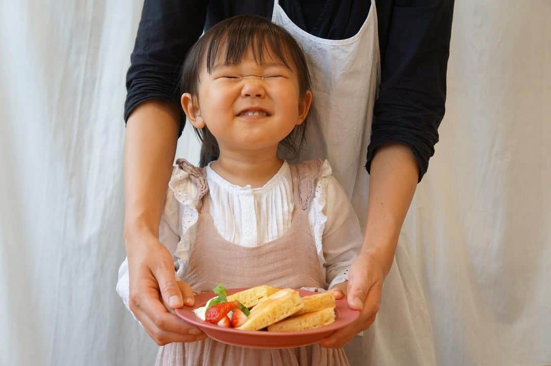 鈴木あすなのインスタグラム：「\親子でペアクック②/ . 前回に引き続き。 よく我が家のおやつに登場するパンケーキを2歳の娘とペアクック♡ . うちはバターのかわりに太白ごま油を、 @maruhon_gomaabura_ . 牛乳のかわりに豆乳を使うことが多いです♫ . 娘は卵をきれいに割り、フライパンに生地を流し入れた後、どこかへ去って行きました。笑 . ちょうど焼けた頃に戻ってきて1枚ペロリ。少しのメープルシロップで甘さは控えめに。 . よほど嬉しかったのか、普段は独り占めするおやつをパパにもプレゼント。さらに、「🧒また一緒にお料理しようね」とごきげん。 . ペアクックで幸せな家族時間を過ごせました。 . . #ペアクック#親子で料理#ペアクックアンバサダー」