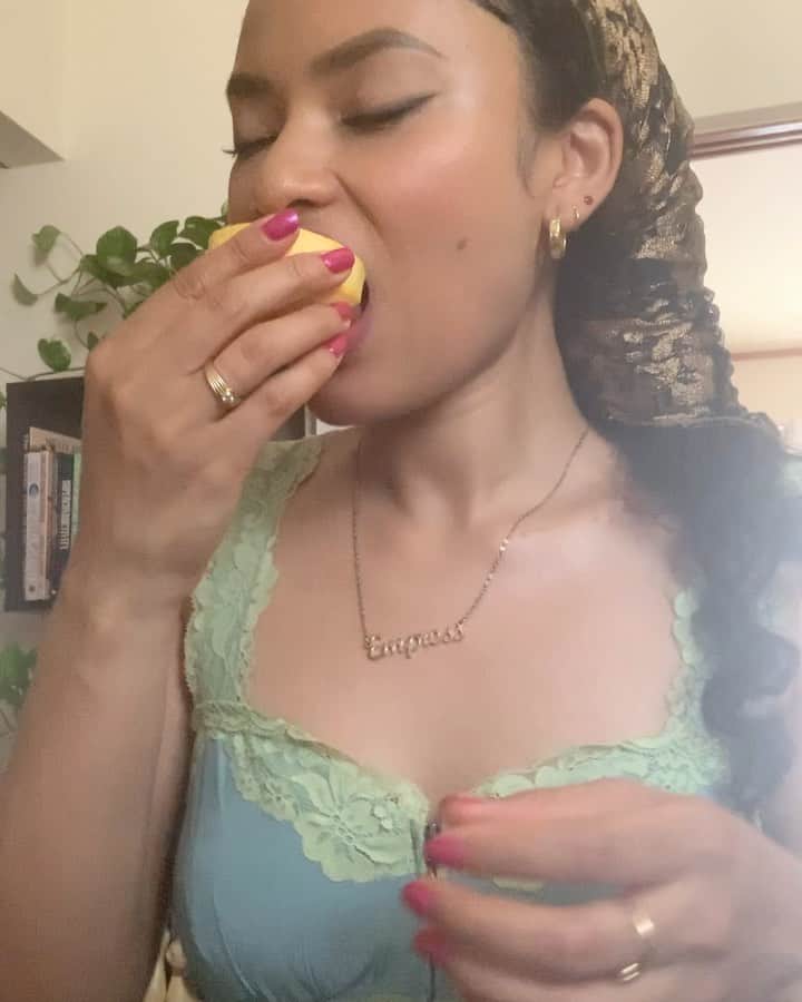 ティファニー・キャデラックのインスタグラム：「Satisfaction guaranteed 🍊💦 #JuicyGang #Electrolytes」