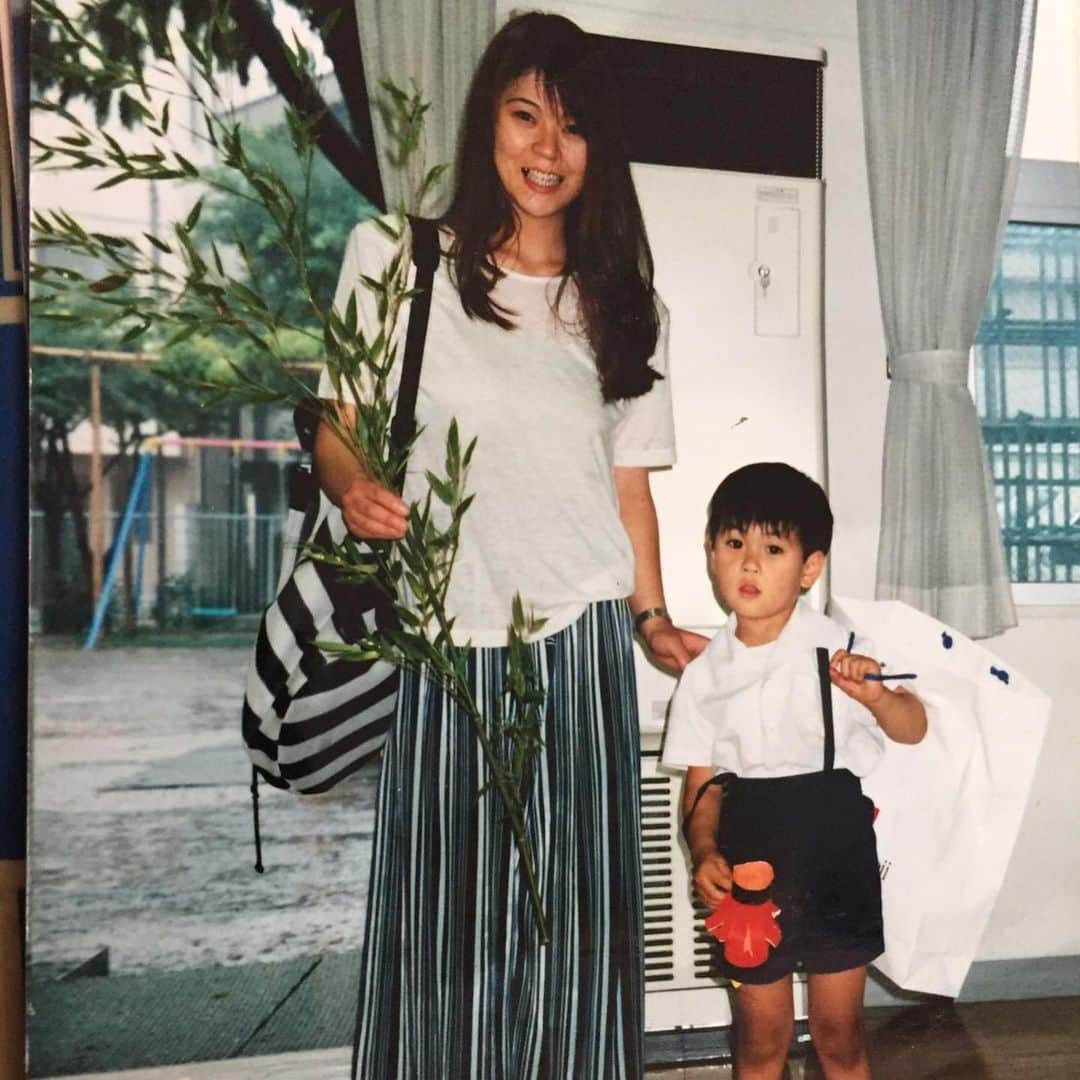 井澤勇貴のインスタグラム：「母曰く、この頃の僕が可愛さの全盛期らしい。  こんなに大きくなったよ。 髭も生えたりするよ。 ピアスだって開けたよ。  変わった事は多いけど今も変わらず大好きよ。  ありがとう」
