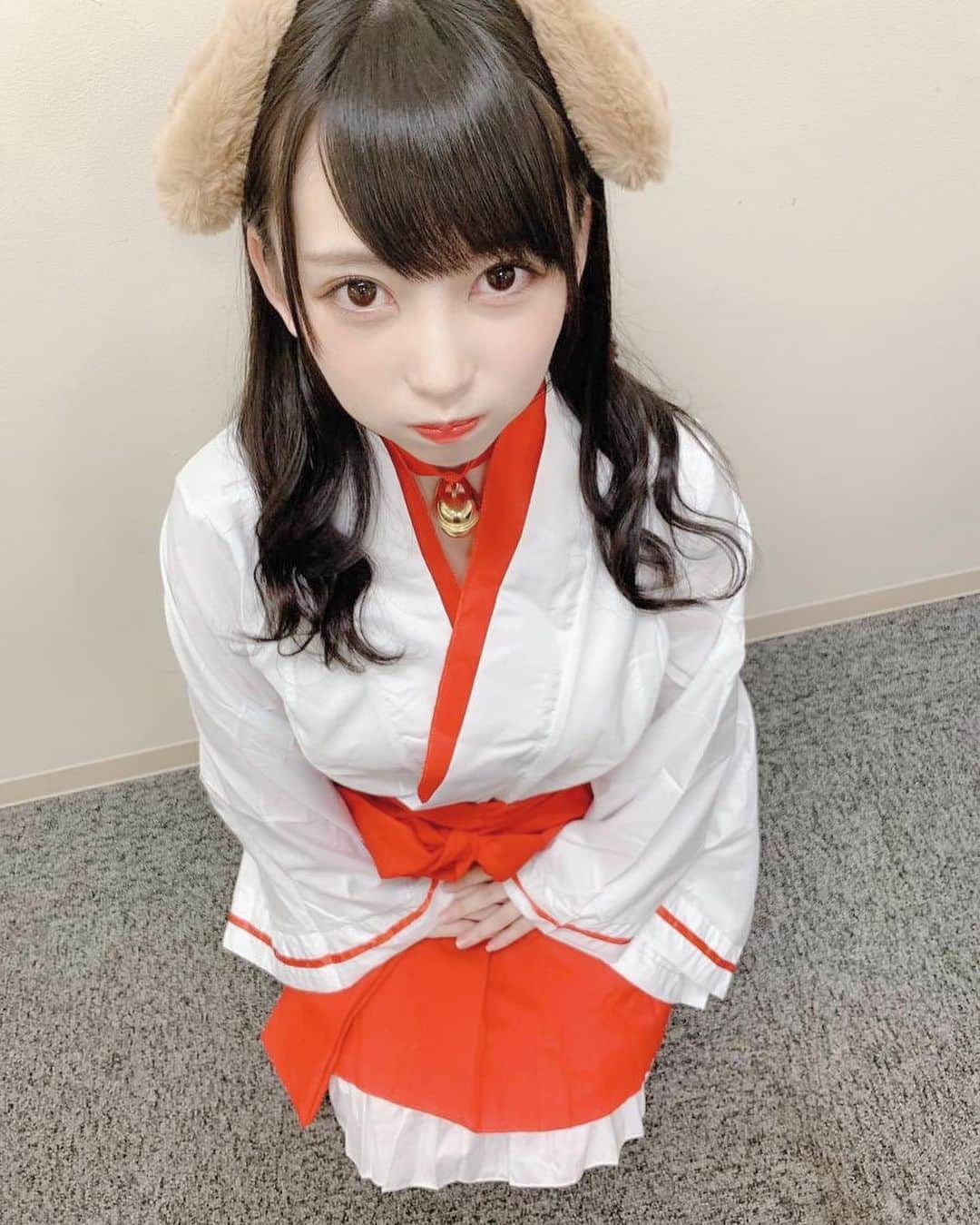髙木由莉愛のインスタグラム：「♡  巫女わんこさん  #コスプレ #巫女 #犬 #アイドル #フォローミー」