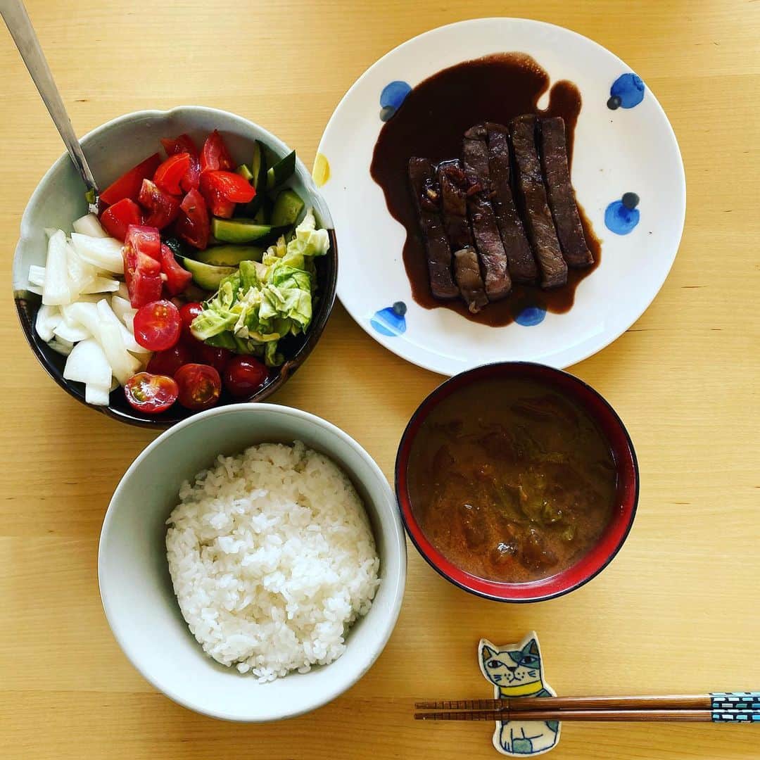 ただすけのインスタグラム：「ちょっと漬物盛りすぎた感。 ステーキソースは勘で作ったけど、上手く出来たが再現出来なそうなので次回は勘じゃなく作ります。。。 宅録案件やろうと思ったら、洗濯機がうるさかったのでご飯に時間を使いましたとさ☺️」