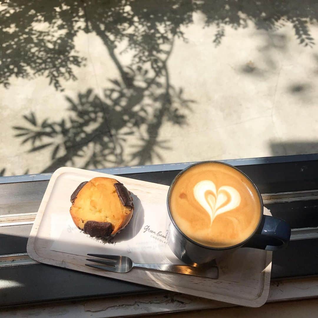 のインスタグラム：「⠀⠀ ⠀ ⠀ 新緑の中で、至福のひととき。 午後の木漏れ日も美しいです。 ⠀ ⠀⠀ ⠀  珈琲は @whiteglasscoffee の豆を使用しています☕️ ⠀  #greenbeantobarchocolate  #beantobar #japanesebeantobar #chocolat #chocolate #craftchocolate #allhandmade #nakameguro #tenjin #cacao #カカオ #グリーンビーントゥバーチョコレート #中目黒  #日本橋 #天神 #チョコレート #ビーントゥバー #カフェ #ボンボンショコラ #生チョコレート#stayhome#stayhomewithchocolate」