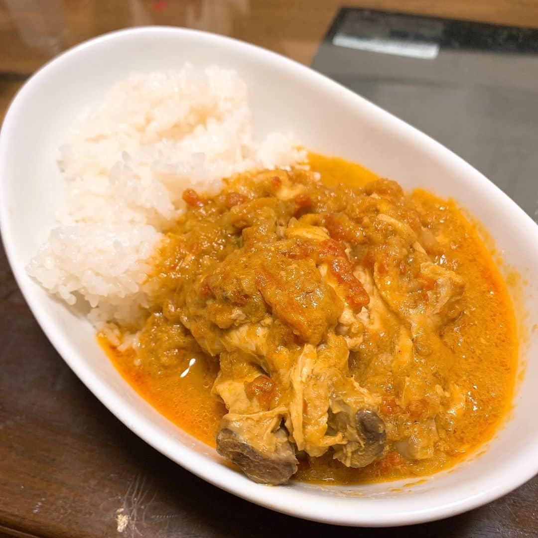 アイアム野田のインスタグラム：「初めてカレー粉から作ってチキンカレー作ったら激うま！！肉はホロホロだしトマトやらウスターソースやら色んな種類の味が合体してうますぎた！あはははは！あははははははははは！！うまーい！」