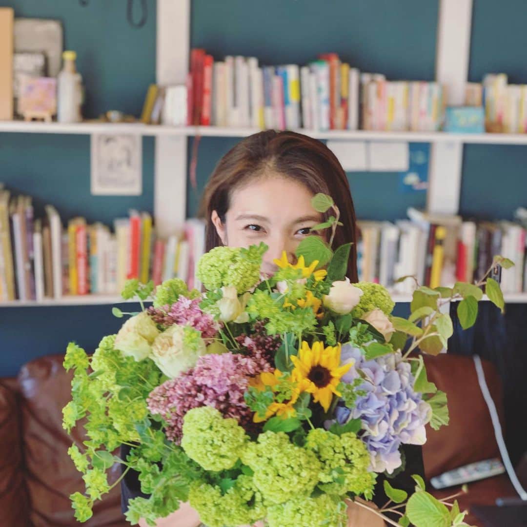 座間アキーバのインスタグラム：「Happy Mother’s Day to all the mamas out there! #flowers #hanatombo」