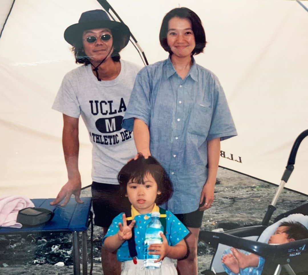のインスタグラム：「一日遅れだけど母の日🌹ということで家族写真を…！可愛い母🤱とヤンチャな父🤘饅頭なわたしにベビーカーにいるのは弟👶🏻 当日はみんなで餃子を作ってパーティーしました☺️🥟 普段はみんな仕事やら何やらで長い時間顔を合わせることが無いので、自粛期間中色んな話をしたり家族で映画を見ている事が唯一嬉しかったことかなと思います🌎 皆さんはなにしましたか？👨‍👩‍👧‍👦🌟」