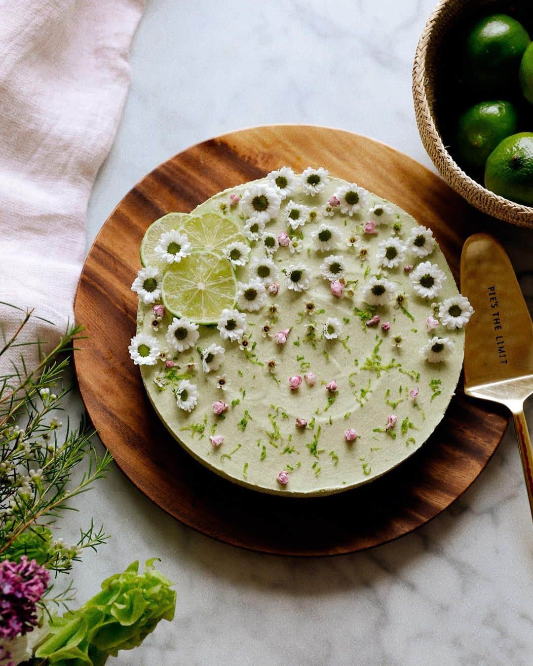 ジュリー・サリニャーナのインスタグラム：「Made this avocado key lime cheesecake for the leading lady in my life- my beautiful mother! 🌸🥑🍰 I LOVE YOU MAMÁ, eres lo que mas quiero y adoro en este mundo!! Happy Mother’s Day to all you beautiful super moms!」
