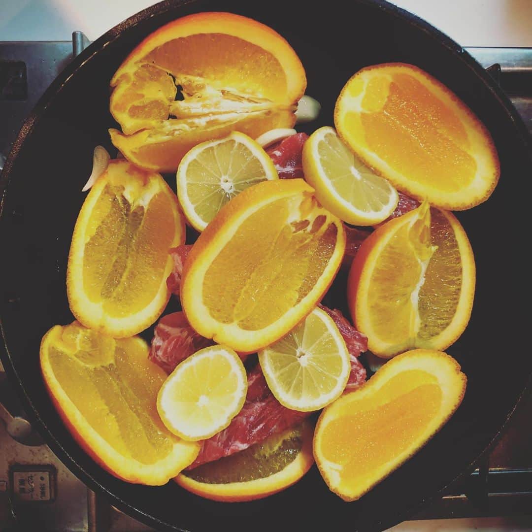 川戸沙羅のインスタグラム：「母の叔父直伝🍊のレシピを ちょっとだけヘルシーver.にしてベイビーバックリブのオレンジ煮👩🏼‍🍳 本当はマーマレードなんだけど、 オレンジレモン醤油ラカントにんにくで味付け✨ 半分はBBQソースで作ってみた✌🏽 実家で食べてた味を再現出来た🌟  基本はリーンな食事でもたまにしたい外食が今は出来ないから好きなスーパーでお買い物して、食材を買って料理を楽しむ☺️💕 #おうち時間  #おうちごはん  #自炊記録  #実家ご飯 #ヘルシーレシピ #ヘルシーメニュー」