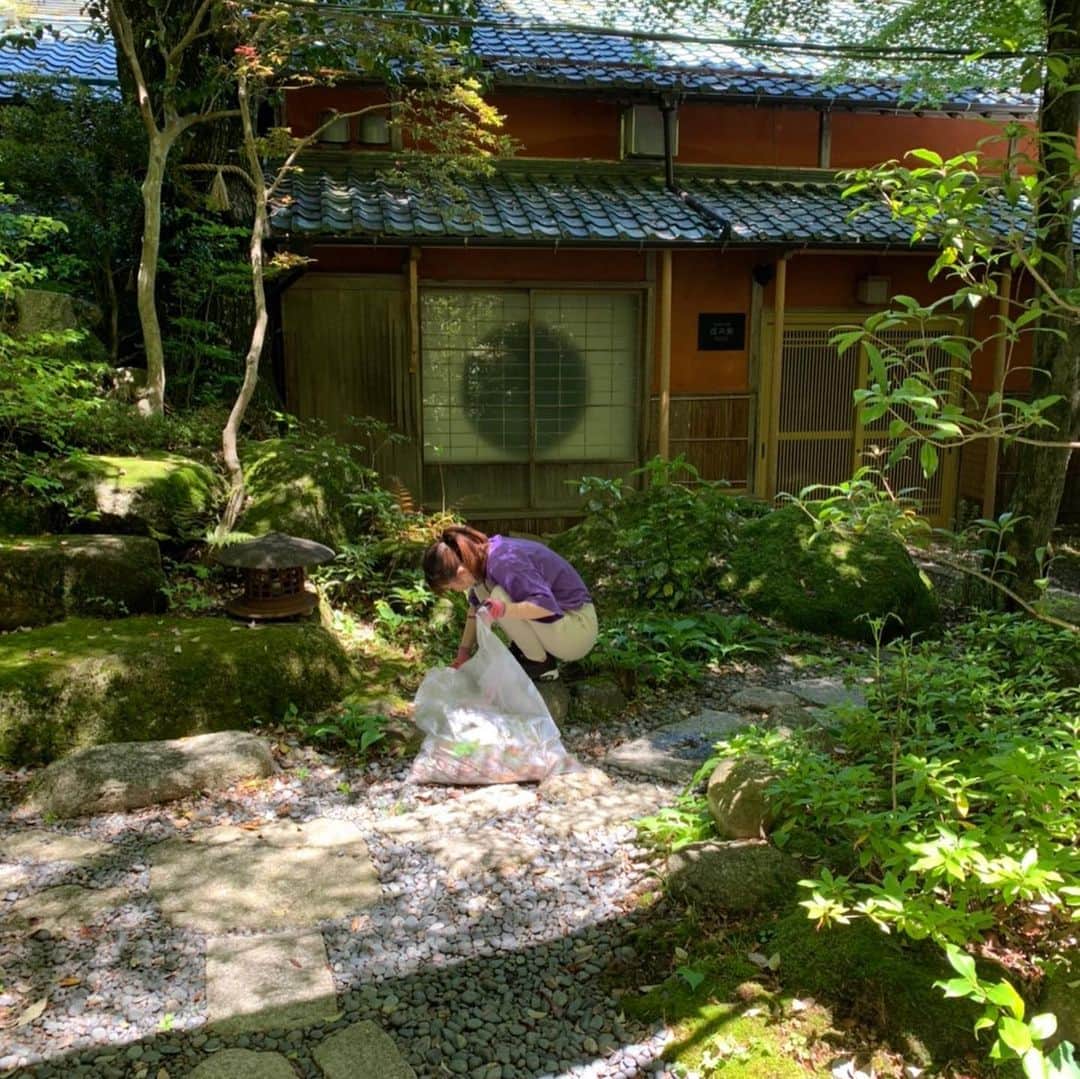 湯の山温泉 寿亭|Ryokan KOTOBUKITEIさんのインスタグラム写真 - (湯の山温泉 寿亭|Ryokan KOTOBUKITEIInstagram)「・ 本日はお天気がよかったので お庭作業をいたしました！🌱✨ ・ #草抜き #剪定 もスタッフが 行っております☺️ ・ 営業が再開しましたら、 日頃からがんばる皆様に少しでも 癒しの空間を提供できますよう いろんな事を、考えております♪ ・ 皆様にお会いできる日が楽しみです☺️ ・ 三重#温泉#温泉好き#温泉旅行#旅行#温泉旅館#寿亭三重旅#三重旅行#女子旅#インスタ映え#旅館寿亭#寿亭#庭園  #mie#japan#yunoyamaonsen#onsen#ryokan#ryokanlife#visitmie」5月11日 15時25分 - kotobukitei_ryokan