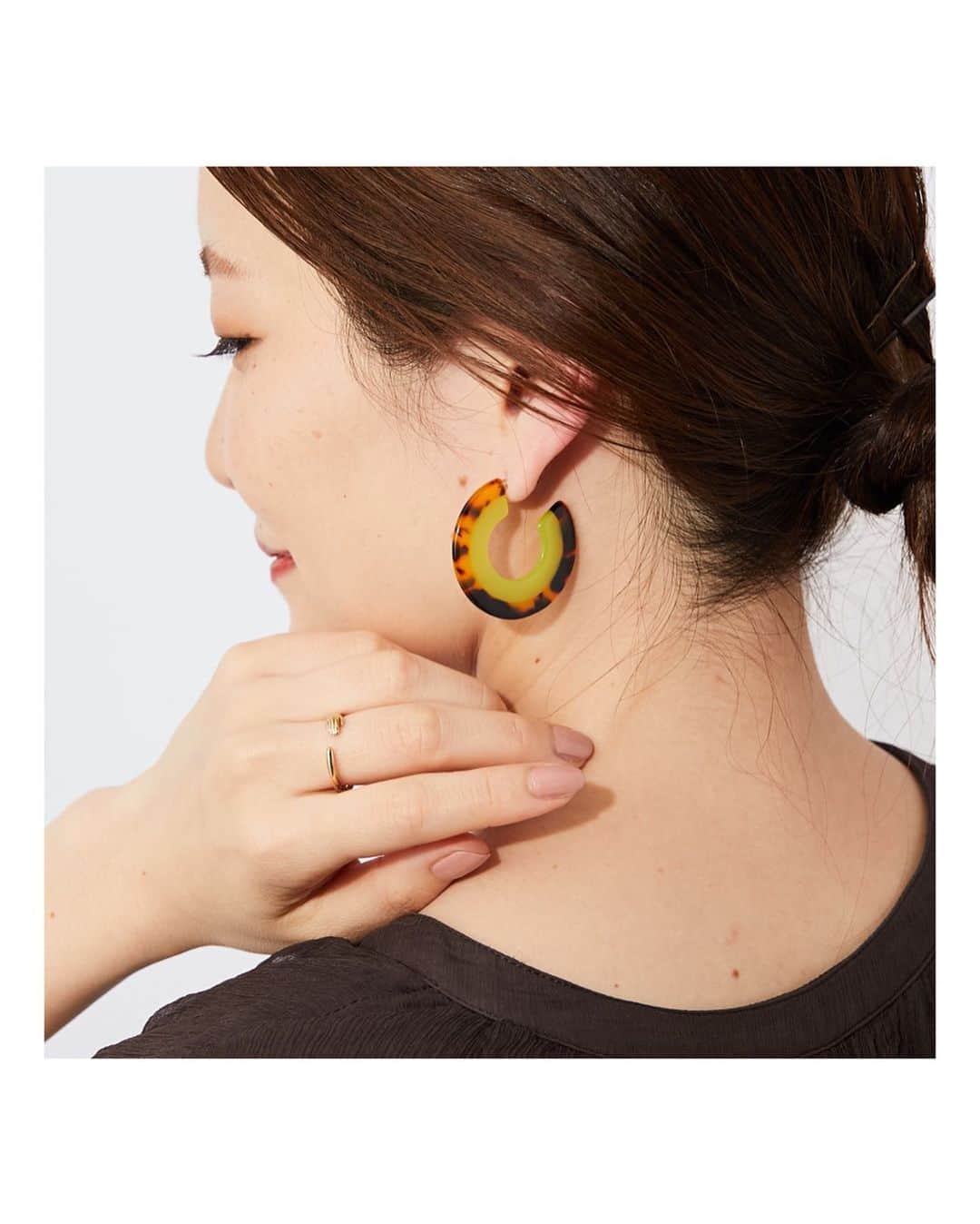 ear PAPILLONNER officialさんのインスタグラム写真 - (ear PAPILLONNER officialInstagram)「✴︎プレゼントキャンペーンの商品一つずつご紹介します🎁✴﻿ ﻿ 夏におすすめ！存在感抜群のフープピアスと人気のハンドモチーフリングの組み合わせです。﻿ ﻿ べっこう風のフープピアスにネオンカラーの組み合わせが今年らしいデザインのピアスに人気のモチーフアクセサリーをセットにしてプレゼントいたします。﻿ ﻿ ﻿ ✴︎プレゼントキャンペーン🎁✴︎﻿ ﻿ 「フォロー＆いいね！」でプレゼント！﻿ earの春物新作が当たる、プレゼントキャンペーン！﻿ ﻿ ﻿ 【プレゼント】﻿ アクセサリー2個セット6種類のうち、﻿ いずれか1セットが当たります。（各1名、合計6名様）﻿ ※お選びいただくことはできません。﻿ ﻿ 現在バッグのプレゼントキャンペーンも開催中！﻿ ﻿ 【応募方法】﻿ ①ear公式instagram @ear_papillonner を「フォロー」（すでにフォローがお済みの方は②のみでOKです。）﻿ ②対象の投稿に「いいね！」﻿ ※対象投稿は期間中に投稿された「フォロー&いいね！でプレゼント」と記載されている投稿ならどの投稿でもOKです。﻿ ﻿ これだけで応募完了です。﻿ ﻿ ﻿ 【期間】﻿ 2020年5月2日（土）～2020年5月17日（日）23：59﻿ ﻿ 【当選発表】﻿ ご当選された方には、ear公式Instagramアカウント（ @ear_papillonner ）よりDMにてご連絡させていただきます。﻿ ﻿ 【注意事項】﻿ ※ご当選された方は、6種類のうち、いずれか1セットが当たります。﻿ ※アイテムをお選びいただくことはできません。﻿ ※サイズはワンサイズです。﻿ ※ご応募は日本国内在住の方に限らせていただきます。﻿ ﻿ ﻿ ﻿ #プレゼントキャンペーン ﻿ #イヤーカフ﻿ #ピアス﻿ #リング﻿ #ear_papillonner ﻿ ﻿」5月11日 20時55分 - ear_papillonner