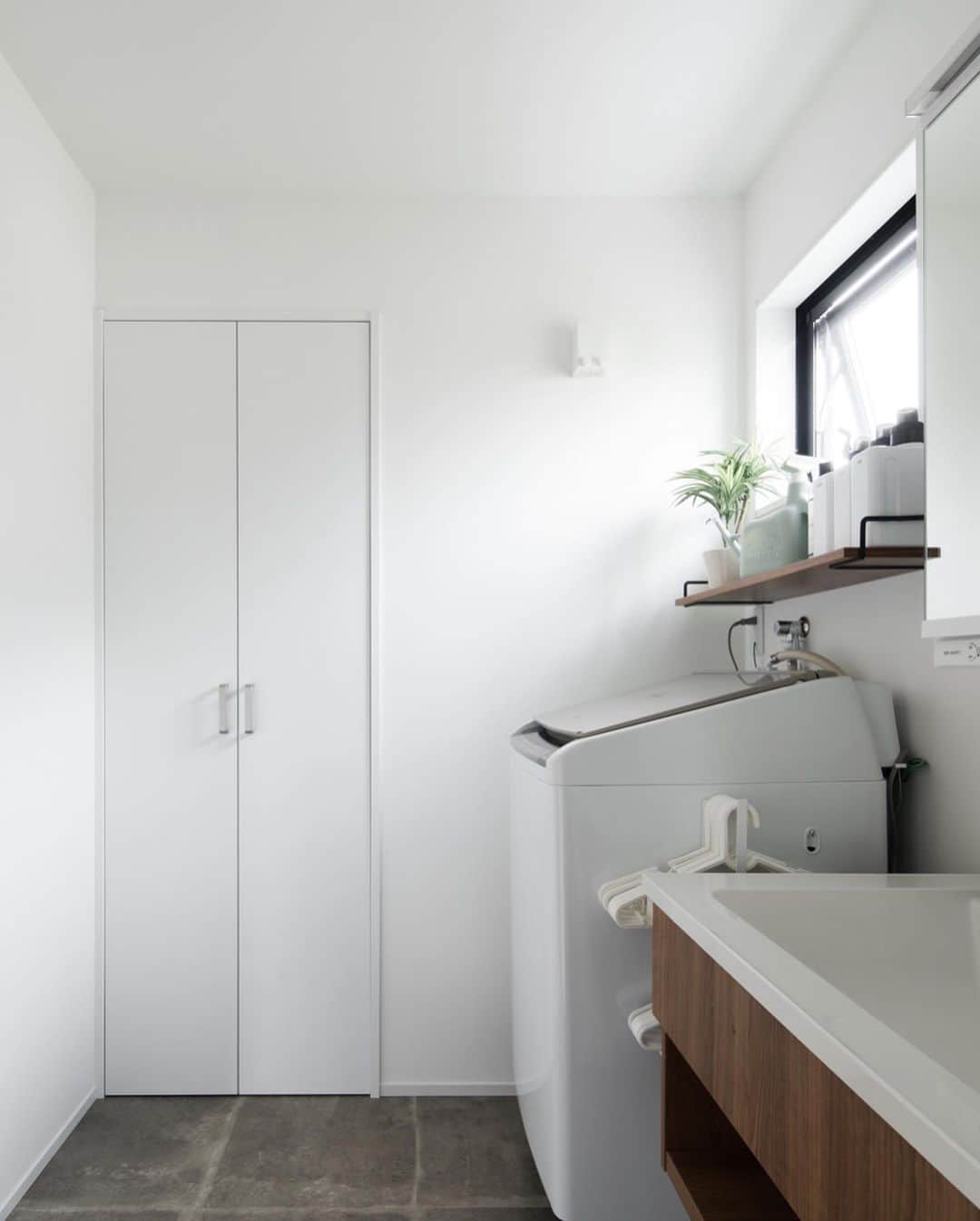 ルポハウス一級建築士事務所さんのインスタグラム写真 - (ルポハウス一級建築士事務所Instagram)「・ ・ ・ ホワイトタイルとモルタル風フロアの、シンプルながらおしゃれな洗面ルーム。 ・ 室内干しもできて、乾いた洗濯物をしまう収納もあり、家事もはかどる機能的な空間です。 ・ ・ ・ 𓐌𓐌𓐌𓐌𓐌𓐌𓐌𓐌𓐌𓐌𓐌𓐌𓐌𓐌𓐌𓐌𓐌𓐌  ルポハウスの施工事例はこちらまで☞ @reposhouse  𓐌𓐌𓐌𓐌𓐌𓐌𓐌𓐌𓐌𓐌𓐌𓐌𓐌𓐌𓐌𓐌𓐌𓐌 #ルポハウス は#ちょっとかっこいい家 を"友人のために" という思いでつくっています。 一生に一度の#マイホーム。 「あなたにしかできない」×「ルポハウスだからできる」で、 私たちだけの#家づくり を思いっきり楽しんでみませんか？！ ・ ・ ・ #住宅 #注文住宅 #新築一戸建て #デザイナーズ住宅  #一級建築士事務所 #設計事務所  #滋賀県大津市 #滋賀県草津市 #滋賀県栗東市  #滋賀県近江八幡市 #設計士とつくる家 #洗面台インテリア #平田タイル #平田タイルジェネシス #サンゲツクッションフロア #モルタル風クッションフロア #パナソニックシーライン #pid4m」5月11日 20時58分 - reposhouse