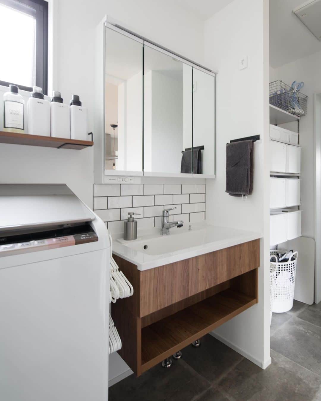 ルポハウス一級建築士事務所さんのインスタグラム写真 - (ルポハウス一級建築士事務所Instagram)「・ ・ ・ ホワイトタイルとモルタル風フロアの、シンプルながらおしゃれな洗面ルーム。 ・ 室内干しもできて、乾いた洗濯物をしまう収納もあり、家事もはかどる機能的な空間です。 ・ ・ ・ 𓐌𓐌𓐌𓐌𓐌𓐌𓐌𓐌𓐌𓐌𓐌𓐌𓐌𓐌𓐌𓐌𓐌𓐌  ルポハウスの施工事例はこちらまで☞ @reposhouse  𓐌𓐌𓐌𓐌𓐌𓐌𓐌𓐌𓐌𓐌𓐌𓐌𓐌𓐌𓐌𓐌𓐌𓐌 #ルポハウス は#ちょっとかっこいい家 を"友人のために" という思いでつくっています。 一生に一度の#マイホーム。 「あなたにしかできない」×「ルポハウスだからできる」で、 私たちだけの#家づくり を思いっきり楽しんでみませんか？！ ・ ・ ・ #住宅 #注文住宅 #新築一戸建て #デザイナーズ住宅  #一級建築士事務所 #設計事務所  #滋賀県大津市 #滋賀県草津市 #滋賀県栗東市  #滋賀県近江八幡市 #設計士とつくる家 #洗面台インテリア #平田タイル #平田タイルジェネシス #サンゲツクッションフロア #モルタル風クッションフロア #パナソニックシーライン #pid4m」5月11日 20時58分 - reposhouse