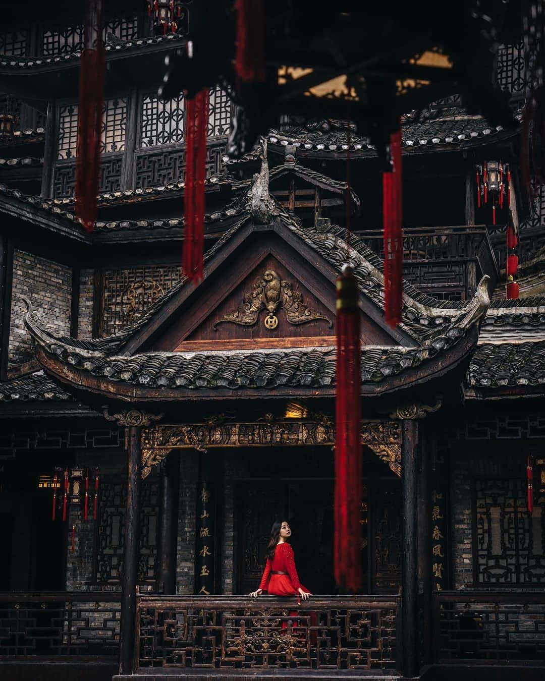 R̸K̸のインスタグラム：「Memories stirred as she has been here. Doted on the dream of the red chamber, Her reflections were pleasant. #hellofrom Hunan China ・ ・ ・ ・ #beautifuldestinations #earthfocus #earthoffcial #earthpix #thegreatplanet #discoverearth #fantastic_earth #awesome_earthpix #ourplanetdaily #lifeofadventure  #livingonearth #theweekoninstagram  #theglobewanderer #stayandwander #IamATraveler #wonderful_places #TLPics  #voyaged #sonyalpha #bealpha #aroundtheworldpix #moodygrams #travellingthroughtheworld #streets_vision #HYPEBEAST #lonelyplanet #architectanddesign #architecture_hunter #artsytecture @sonyalpha @hypebeast @highsnobiety @lightroom @soul.planet @earthfever @9gag @500px」
