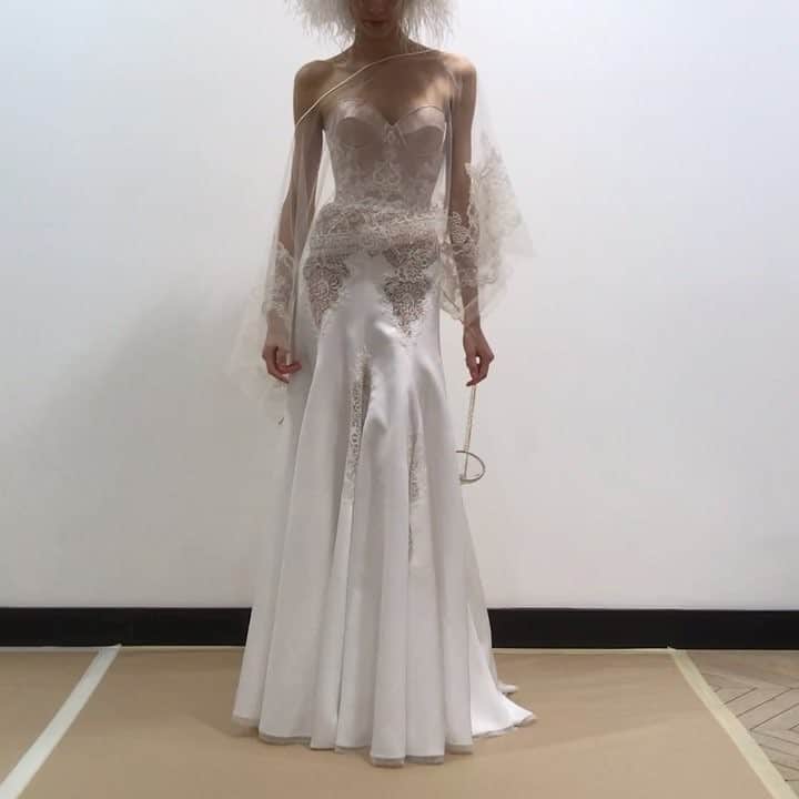 アレクシマビーユのインスタグラム：「Corset moment @alexismabille #hautecouturecollection #fitting #beforetheshow #white #satin #lace #corset #tulle #lace #inserts #champainbag #elegance #inmovement #shotbymyself #byorder model @daryakostenich #pariscestlamode #desinvolture #whitedress #whitegown #whitelook #bridaldress #bridal #alexismabille」