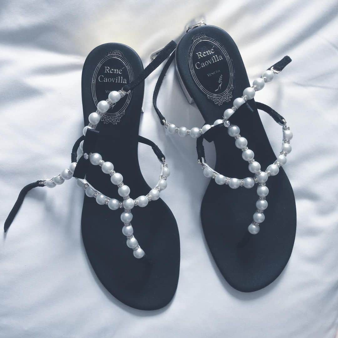 岸本佳子さんのインスタグラム写真 - (岸本佳子Instagram)「MY #Summer #essentials 👉 #renecaovilla #shoes #jewel #sandals #style #editorspick ・ パールの装飾が都会的なサンダルという名のジュエル。アペリティーボの足もとに◎🍹 ずいぶん前に買って、2回くらいしか履いてないなぁ。」5月11日 15時47分 - yoshico_kishimoto