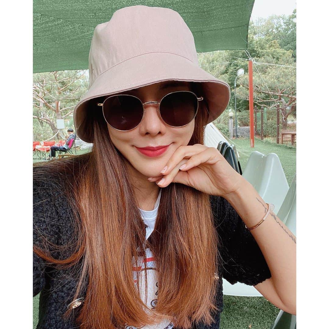 キム・ジュニさんのインスタグラム写真 - (キム・ジュニInstagram)「예쁜 수지님이 모델인 #카린선글라스 는 해외에서도 국내에서도 최고의 브랜드로 알려져 있어요 절대 세일을 하지 않고 단한번의 공동구매 프로모션조차 한적없는 브랜드로 이번 에바주니 abuve와의 콜라보는 정말 큰 의미가 있어요! ⠀ 수많은 셀러브리티들과 해외 인플루언서들에게 사랑받고 있는 #카린선글라스 이번 공구를 따내기 위해서 정말 어렵게 담당자님들을 만났고 그 어렵다던 카린선글라스 공구를 해내서 정말 너무 기뻐요!!😍 ⠀ 어버브와의 콜라보를 하게된 모델은 anna 모델이에요! 현재 카린 홈페이지에서도 살펴보실수 있구요 제가 자세하게 설명을 차차 해드릴꺼에요 ⠀ 살짝 변형된 동그란 쉐입의 안경디자인은 한국인 얼굴형에 가장 잘 맞게 만든 핏감이에요 제가 아주 예전에 레이* 선글라스를 주로 쓰고 다녔는데 유럽핏이라 아무래도 한국인인 저에게는 살짝 콧대 부분이나 피팅감이 100% 만족스럽지 않았어요 알크기도 너무 작았구요 그런데 그 디자인에서 많은 영감을 받은 이 카린 디자인은 알크기도 적당히 한국이 얼굴형을 커버할 만큼 예뻐졌고 무엇보다 안경테의 컬러가 옐로우 골드가 아닌 로즈골드 라는점!!!! 저는 이부분이 너무너무 좋아요! 옐로우 골드는 기존 선글라스에서 많이 볼수 있는 컬러인데 사실 자칫 나이 들어보일수 있는 컬러거든요 게다가 저는 모든 쥬얼리가 로즈골드여서 매칭이 잘되서 너무 좋앙ㅎ 피부톤이 밝지 않아서 옐로우 골드는 정말 안어울리거든요😭 ⠀ 자외선 차단률 100% 안경렌즈역시 평평하게 디자인되어 고급스럽구요 무게감도 무겁지 않아 콧대 눌림도 거의 없어요 ⠀ 조금 엣지 있어 보이는 블랙/ 부드러운 인상을 주는 브라운/ 두컬러로 준비했고 두컬러 모두 로즈골드의 안경테로 준비했어요 ⠀ 이제 여름을 준비할 시기인데 정말 오래오래 유행타지 않고 호불호 없이 디자인이 어울릴까 고민할 필요없이 어떤 얼굴형에도 잘 어울리는 이녀석은 강력 추천합니다!🙋🏻‍♀️ ⠀ 수요일 오전 11시 오픈이구요 선착순 30분께는 기존에 드리는 가죽인케이스외에 가죽인케이스(연핑크)를 하나더 드리는 이벤트도 하고 있어요 ⠀ 가격할인이 절대 없는 카린 본사에서 15%할인율까지 허락을 해주셨고 저희 에바주니에서 제 사비로 특별히 3만원더!! 할인을 해드리려고 해요 ⠀ 정가 198,000원 👉🏻(15%할인) 168,300원+오직 에바주니에서만 3만원추가할인(쿠폰사용) 138,000원🎉💃🏻 ⠀ 이 금액 이 가격은 두번다시 돌아오지 않는 가격이에요 다시는 카린에서 이가격으로 구매 못하셔요 이번에도 겨우겨우 제 사비로 할인혜택 얻어낸건데 이 마저도 정말 어렵게 얻은 기회에요 워낙 고가 브랜드로 알려진 브랜드이기에 브랜드 이미지에 누가 되지 않는 선에서 제가 여러분께 해드릴수 있는 최선의 방법이니 저 믿고 꼭 구매할임 놓치지 마세요🙏🏻 ⠀ 진짜 자신있게 추천하는 아이템 #카린선글라스 anna 공구는 수요일 오전 11시에 만나요♥️ ⠀ #에바주니xCARIN @caringlasses_official」5月11日 15時48分 - evajunie
