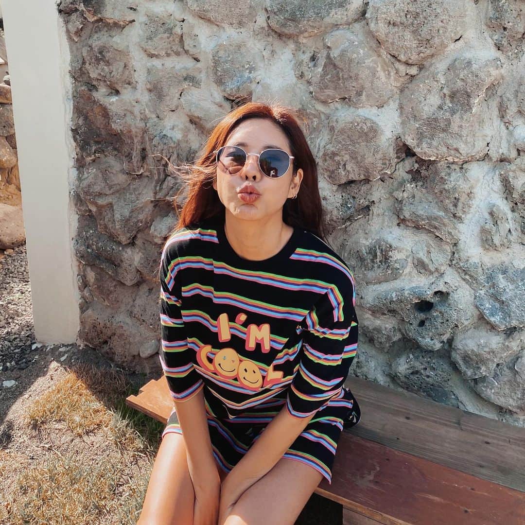 キム・ジュニさんのインスタグラム写真 - (キム・ジュニInstagram)「예쁜 수지님이 모델인 #카린선글라스 는 해외에서도 국내에서도 최고의 브랜드로 알려져 있어요 절대 세일을 하지 않고 단한번의 공동구매 프로모션조차 한적없는 브랜드로 이번 에바주니 abuve와의 콜라보는 정말 큰 의미가 있어요! ⠀ 수많은 셀러브리티들과 해외 인플루언서들에게 사랑받고 있는 #카린선글라스 이번 공구를 따내기 위해서 정말 어렵게 담당자님들을 만났고 그 어렵다던 카린선글라스 공구를 해내서 정말 너무 기뻐요!!😍 ⠀ 어버브와의 콜라보를 하게된 모델은 anna 모델이에요! 현재 카린 홈페이지에서도 살펴보실수 있구요 제가 자세하게 설명을 차차 해드릴꺼에요 ⠀ 살짝 변형된 동그란 쉐입의 안경디자인은 한국인 얼굴형에 가장 잘 맞게 만든 핏감이에요 제가 아주 예전에 레이* 선글라스를 주로 쓰고 다녔는데 유럽핏이라 아무래도 한국인인 저에게는 살짝 콧대 부분이나 피팅감이 100% 만족스럽지 않았어요 알크기도 너무 작았구요 그런데 그 디자인에서 많은 영감을 받은 이 카린 디자인은 알크기도 적당히 한국이 얼굴형을 커버할 만큼 예뻐졌고 무엇보다 안경테의 컬러가 옐로우 골드가 아닌 로즈골드 라는점!!!! 저는 이부분이 너무너무 좋아요! 옐로우 골드는 기존 선글라스에서 많이 볼수 있는 컬러인데 사실 자칫 나이 들어보일수 있는 컬러거든요 게다가 저는 모든 쥬얼리가 로즈골드여서 매칭이 잘되서 너무 좋앙ㅎ 피부톤이 밝지 않아서 옐로우 골드는 정말 안어울리거든요😭 ⠀ 자외선 차단률 100% 안경렌즈역시 평평하게 디자인되어 고급스럽구요 무게감도 무겁지 않아 콧대 눌림도 거의 없어요 ⠀ 조금 엣지 있어 보이는 블랙/ 부드러운 인상을 주는 브라운/ 두컬러로 준비했고 두컬러 모두 로즈골드의 안경테로 준비했어요 ⠀ 이제 여름을 준비할 시기인데 정말 오래오래 유행타지 않고 호불호 없이 디자인이 어울릴까 고민할 필요없이 어떤 얼굴형에도 잘 어울리는 이녀석은 강력 추천합니다!🙋🏻‍♀️ ⠀ 수요일 오전 11시 오픈이구요 선착순 30분께는 기존에 드리는 가죽인케이스외에 가죽인케이스(연핑크)를 하나더 드리는 이벤트도 하고 있어요 ⠀ 가격할인이 절대 없는 카린 본사에서 15%할인율까지 허락을 해주셨고 저희 에바주니에서 제 사비로 특별히 3만원더!! 할인을 해드리려고 해요 ⠀ 정가 198,000원 👉🏻(15%할인) 168,300원+오직 에바주니에서만 3만원추가할인(쿠폰사용) 138,000원🎉💃🏻 ⠀ 이 금액 이 가격은 두번다시 돌아오지 않는 가격이에요 다시는 카린에서 이가격으로 구매 못하셔요 이번에도 겨우겨우 제 사비로 할인혜택 얻어낸건데 이 마저도 정말 어렵게 얻은 기회에요 워낙 고가 브랜드로 알려진 브랜드이기에 브랜드 이미지에 누가 되지 않는 선에서 제가 여러분께 해드릴수 있는 최선의 방법이니 저 믿고 꼭 구매할임 놓치지 마세요🙏🏻 ⠀ 진짜 자신있게 추천하는 아이템 #카린선글라스 anna 공구는 수요일 오전 11시에 만나요♥️ ⠀ #에바주니xCARIN @caringlasses_official」5月11日 15時48分 - evajunie
