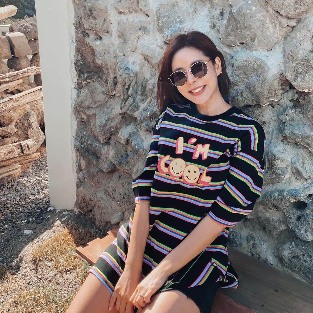 キム・ジュニさんのインスタグラム写真 - (キム・ジュニInstagram)「예쁜 수지님이 모델인 #카린선글라스 는 해외에서도 국내에서도 최고의 브랜드로 알려져 있어요 절대 세일을 하지 않고 단한번의 공동구매 프로모션조차 한적없는 브랜드로 이번 에바주니 abuve와의 콜라보는 정말 큰 의미가 있어요! ⠀ 수많은 셀러브리티들과 해외 인플루언서들에게 사랑받고 있는 #카린선글라스 이번 공구를 따내기 위해서 정말 어렵게 담당자님들을 만났고 그 어렵다던 카린선글라스 공구를 해내서 정말 너무 기뻐요!!😍 ⠀ 어버브와의 콜라보를 하게된 모델은 anna 모델이에요! 현재 카린 홈페이지에서도 살펴보실수 있구요 제가 자세하게 설명을 차차 해드릴꺼에요 ⠀ 살짝 변형된 동그란 쉐입의 안경디자인은 한국인 얼굴형에 가장 잘 맞게 만든 핏감이에요 제가 아주 예전에 레이* 선글라스를 주로 쓰고 다녔는데 유럽핏이라 아무래도 한국인인 저에게는 살짝 콧대 부분이나 피팅감이 100% 만족스럽지 않았어요 알크기도 너무 작았구요 그런데 그 디자인에서 많은 영감을 받은 이 카린 디자인은 알크기도 적당히 한국이 얼굴형을 커버할 만큼 예뻐졌고 무엇보다 안경테의 컬러가 옐로우 골드가 아닌 로즈골드 라는점!!!! 저는 이부분이 너무너무 좋아요! 옐로우 골드는 기존 선글라스에서 많이 볼수 있는 컬러인데 사실 자칫 나이 들어보일수 있는 컬러거든요 게다가 저는 모든 쥬얼리가 로즈골드여서 매칭이 잘되서 너무 좋앙ㅎ 피부톤이 밝지 않아서 옐로우 골드는 정말 안어울리거든요😭 ⠀ 자외선 차단률 100% 안경렌즈역시 평평하게 디자인되어 고급스럽구요 무게감도 무겁지 않아 콧대 눌림도 거의 없어요 ⠀ 조금 엣지 있어 보이는 블랙/ 부드러운 인상을 주는 브라운/ 두컬러로 준비했고 두컬러 모두 로즈골드의 안경테로 준비했어요 ⠀ 이제 여름을 준비할 시기인데 정말 오래오래 유행타지 않고 호불호 없이 디자인이 어울릴까 고민할 필요없이 어떤 얼굴형에도 잘 어울리는 이녀석은 강력 추천합니다!🙋🏻‍♀️ ⠀ 수요일 오전 11시 오픈이구요 선착순 30분께는 기존에 드리는 가죽인케이스외에 가죽인케이스(연핑크)를 하나더 드리는 이벤트도 하고 있어요 ⠀ 가격할인이 절대 없는 카린 본사에서 15%할인율까지 허락을 해주셨고 저희 에바주니에서 제 사비로 특별히 3만원더!! 할인을 해드리려고 해요 ⠀ 정가 198,000원 👉🏻(15%할인) 168,300원+오직 에바주니에서만 3만원추가할인(쿠폰사용) 138,000원🎉💃🏻 ⠀ 이 금액 이 가격은 두번다시 돌아오지 않는 가격이에요 다시는 카린에서 이가격으로 구매 못하셔요 이번에도 겨우겨우 제 사비로 할인혜택 얻어낸건데 이 마저도 정말 어렵게 얻은 기회에요 워낙 고가 브랜드로 알려진 브랜드이기에 브랜드 이미지에 누가 되지 않는 선에서 제가 여러분께 해드릴수 있는 최선의 방법이니 저 믿고 꼭 구매할임 놓치지 마세요🙏🏻 ⠀ 진짜 자신있게 추천하는 아이템 #카린선글라스 anna 공구는 수요일 오전 11시에 만나요♥️ ⠀ #에바주니xCARIN @caringlasses_official」5月11日 15時48分 - evajunie