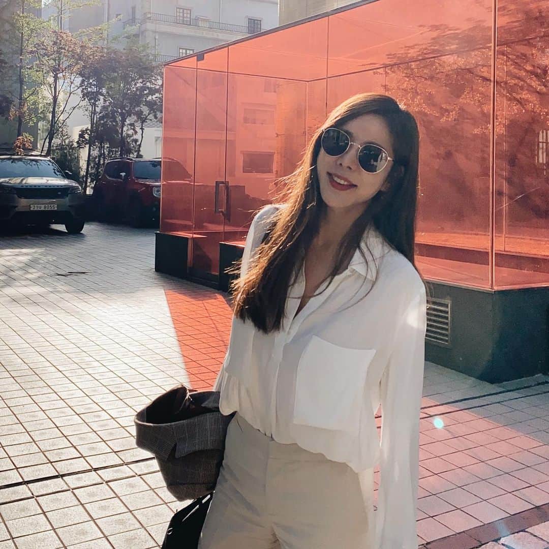 キム・ジュニさんのインスタグラム写真 - (キム・ジュニInstagram)「예쁜 수지님이 모델인 #카린선글라스 는 해외에서도 국내에서도 최고의 브랜드로 알려져 있어요 절대 세일을 하지 않고 단한번의 공동구매 프로모션조차 한적없는 브랜드로 이번 에바주니 abuve와의 콜라보는 정말 큰 의미가 있어요! ⠀ 수많은 셀러브리티들과 해외 인플루언서들에게 사랑받고 있는 #카린선글라스 이번 공구를 따내기 위해서 정말 어렵게 담당자님들을 만났고 그 어렵다던 카린선글라스 공구를 해내서 정말 너무 기뻐요!!😍 ⠀ 어버브와의 콜라보를 하게된 모델은 anna 모델이에요! 현재 카린 홈페이지에서도 살펴보실수 있구요 제가 자세하게 설명을 차차 해드릴꺼에요 ⠀ 살짝 변형된 동그란 쉐입의 안경디자인은 한국인 얼굴형에 가장 잘 맞게 만든 핏감이에요 제가 아주 예전에 레이* 선글라스를 주로 쓰고 다녔는데 유럽핏이라 아무래도 한국인인 저에게는 살짝 콧대 부분이나 피팅감이 100% 만족스럽지 않았어요 알크기도 너무 작았구요 그런데 그 디자인에서 많은 영감을 받은 이 카린 디자인은 알크기도 적당히 한국이 얼굴형을 커버할 만큼 예뻐졌고 무엇보다 안경테의 컬러가 옐로우 골드가 아닌 로즈골드 라는점!!!! 저는 이부분이 너무너무 좋아요! 옐로우 골드는 기존 선글라스에서 많이 볼수 있는 컬러인데 사실 자칫 나이 들어보일수 있는 컬러거든요 게다가 저는 모든 쥬얼리가 로즈골드여서 매칭이 잘되서 너무 좋앙ㅎ 피부톤이 밝지 않아서 옐로우 골드는 정말 안어울리거든요😭 ⠀ 자외선 차단률 100% 안경렌즈역시 평평하게 디자인되어 고급스럽구요 무게감도 무겁지 않아 콧대 눌림도 거의 없어요 ⠀ 조금 엣지 있어 보이는 블랙/ 부드러운 인상을 주는 브라운/ 두컬러로 준비했고 두컬러 모두 로즈골드의 안경테로 준비했어요 ⠀ 이제 여름을 준비할 시기인데 정말 오래오래 유행타지 않고 호불호 없이 디자인이 어울릴까 고민할 필요없이 어떤 얼굴형에도 잘 어울리는 이녀석은 강력 추천합니다!🙋🏻‍♀️ ⠀ 수요일 오전 11시 오픈이구요 선착순 30분께는 기존에 드리는 가죽인케이스외에 가죽인케이스(연핑크)를 하나더 드리는 이벤트도 하고 있어요 ⠀ 가격할인이 절대 없는 카린 본사에서 15%할인율까지 허락을 해주셨고 저희 에바주니에서 제 사비로 특별히 3만원더!! 할인을 해드리려고 해요 ⠀ 정가 198,000원 👉🏻(15%할인) 168,300원+오직 에바주니에서만 3만원추가할인(쿠폰사용) 138,000원🎉💃🏻 ⠀ 이 금액 이 가격은 두번다시 돌아오지 않는 가격이에요 다시는 카린에서 이가격으로 구매 못하셔요 이번에도 겨우겨우 제 사비로 할인혜택 얻어낸건데 이 마저도 정말 어렵게 얻은 기회에요 워낙 고가 브랜드로 알려진 브랜드이기에 브랜드 이미지에 누가 되지 않는 선에서 제가 여러분께 해드릴수 있는 최선의 방법이니 저 믿고 꼭 구매할임 놓치지 마세요🙏🏻 ⠀ 진짜 자신있게 추천하는 아이템 #카린선글라스 anna 공구는 수요일 오전 11시에 만나요♥️ ⠀ #에바주니xCARIN @caringlasses_official」5月11日 15時48分 - evajunie