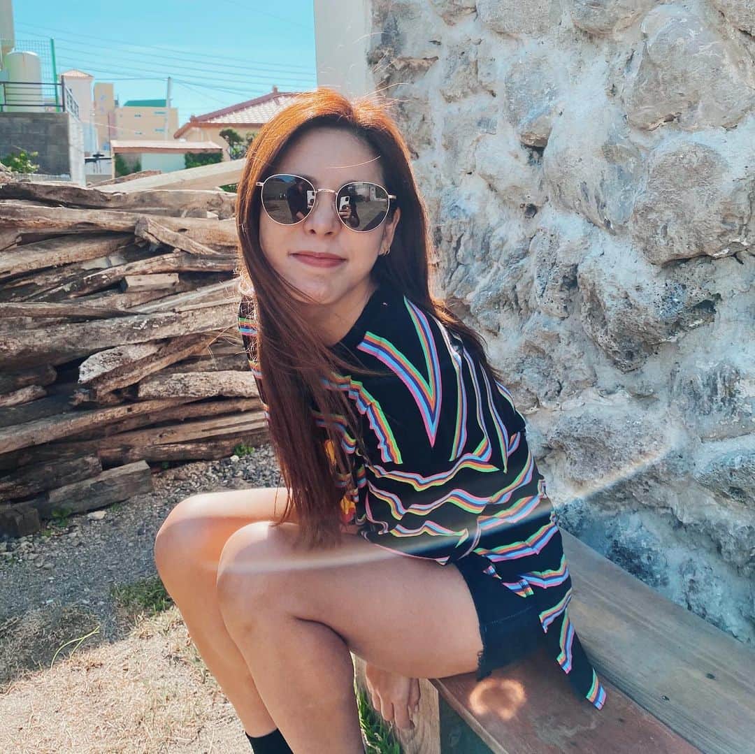 キム・ジュニさんのインスタグラム写真 - (キム・ジュニInstagram)「예쁜 수지님이 모델인 #카린선글라스 는 해외에서도 국내에서도 최고의 브랜드로 알려져 있어요 절대 세일을 하지 않고 단한번의 공동구매 프로모션조차 한적없는 브랜드로 이번 에바주니 abuve와의 콜라보는 정말 큰 의미가 있어요! ⠀ 수많은 셀러브리티들과 해외 인플루언서들에게 사랑받고 있는 #카린선글라스 이번 공구를 따내기 위해서 정말 어렵게 담당자님들을 만났고 그 어렵다던 카린선글라스 공구를 해내서 정말 너무 기뻐요!!😍 ⠀ 어버브와의 콜라보를 하게된 모델은 anna 모델이에요! 현재 카린 홈페이지에서도 살펴보실수 있구요 제가 자세하게 설명을 차차 해드릴꺼에요 ⠀ 살짝 변형된 동그란 쉐입의 안경디자인은 한국인 얼굴형에 가장 잘 맞게 만든 핏감이에요 제가 아주 예전에 레이* 선글라스를 주로 쓰고 다녔는데 유럽핏이라 아무래도 한국인인 저에게는 살짝 콧대 부분이나 피팅감이 100% 만족스럽지 않았어요 알크기도 너무 작았구요 그런데 그 디자인에서 많은 영감을 받은 이 카린 디자인은 알크기도 적당히 한국이 얼굴형을 커버할 만큼 예뻐졌고 무엇보다 안경테의 컬러가 옐로우 골드가 아닌 로즈골드 라는점!!!! 저는 이부분이 너무너무 좋아요! 옐로우 골드는 기존 선글라스에서 많이 볼수 있는 컬러인데 사실 자칫 나이 들어보일수 있는 컬러거든요 게다가 저는 모든 쥬얼리가 로즈골드여서 매칭이 잘되서 너무 좋앙ㅎ 피부톤이 밝지 않아서 옐로우 골드는 정말 안어울리거든요😭 ⠀ 자외선 차단률 100% 안경렌즈역시 평평하게 디자인되어 고급스럽구요 무게감도 무겁지 않아 콧대 눌림도 거의 없어요 ⠀ 조금 엣지 있어 보이는 블랙/ 부드러운 인상을 주는 브라운/ 두컬러로 준비했고 두컬러 모두 로즈골드의 안경테로 준비했어요 ⠀ 이제 여름을 준비할 시기인데 정말 오래오래 유행타지 않고 호불호 없이 디자인이 어울릴까 고민할 필요없이 어떤 얼굴형에도 잘 어울리는 이녀석은 강력 추천합니다!🙋🏻‍♀️ ⠀ 수요일 오전 11시 오픈이구요 선착순 30분께는 기존에 드리는 가죽인케이스외에 가죽인케이스(연핑크)를 하나더 드리는 이벤트도 하고 있어요 ⠀ 가격할인이 절대 없는 카린 본사에서 15%할인율까지 허락을 해주셨고 저희 에바주니에서 제 사비로 특별히 3만원더!! 할인을 해드리려고 해요 ⠀ 정가 198,000원 👉🏻(15%할인) 168,300원+오직 에바주니에서만 3만원추가할인(쿠폰사용) 138,000원🎉💃🏻 ⠀ 이 금액 이 가격은 두번다시 돌아오지 않는 가격이에요 다시는 카린에서 이가격으로 구매 못하셔요 이번에도 겨우겨우 제 사비로 할인혜택 얻어낸건데 이 마저도 정말 어렵게 얻은 기회에요 워낙 고가 브랜드로 알려진 브랜드이기에 브랜드 이미지에 누가 되지 않는 선에서 제가 여러분께 해드릴수 있는 최선의 방법이니 저 믿고 꼭 구매할임 놓치지 마세요🙏🏻 ⠀ 진짜 자신있게 추천하는 아이템 #카린선글라스 anna 공구는 수요일 오전 11시에 만나요♥️ ⠀ #에바주니xCARIN @caringlasses_official」5月11日 15時48分 - evajunie