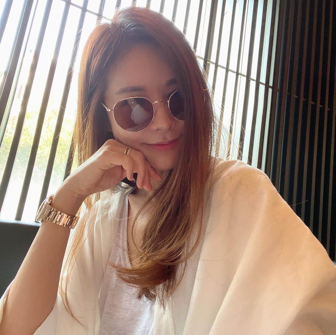 キム・ジュニさんのインスタグラム写真 - (キム・ジュニInstagram)「예쁜 수지님이 모델인 #카린선글라스 는 해외에서도 국내에서도 최고의 브랜드로 알려져 있어요 절대 세일을 하지 않고 단한번의 공동구매 프로모션조차 한적없는 브랜드로 이번 에바주니 abuve와의 콜라보는 정말 큰 의미가 있어요! ⠀ 수많은 셀러브리티들과 해외 인플루언서들에게 사랑받고 있는 #카린선글라스 이번 공구를 따내기 위해서 정말 어렵게 담당자님들을 만났고 그 어렵다던 카린선글라스 공구를 해내서 정말 너무 기뻐요!!😍 ⠀ 어버브와의 콜라보를 하게된 모델은 anna 모델이에요! 현재 카린 홈페이지에서도 살펴보실수 있구요 제가 자세하게 설명을 차차 해드릴꺼에요 ⠀ 살짝 변형된 동그란 쉐입의 안경디자인은 한국인 얼굴형에 가장 잘 맞게 만든 핏감이에요 제가 아주 예전에 레이* 선글라스를 주로 쓰고 다녔는데 유럽핏이라 아무래도 한국인인 저에게는 살짝 콧대 부분이나 피팅감이 100% 만족스럽지 않았어요 알크기도 너무 작았구요 그런데 그 디자인에서 많은 영감을 받은 이 카린 디자인은 알크기도 적당히 한국이 얼굴형을 커버할 만큼 예뻐졌고 무엇보다 안경테의 컬러가 옐로우 골드가 아닌 로즈골드 라는점!!!! 저는 이부분이 너무너무 좋아요! 옐로우 골드는 기존 선글라스에서 많이 볼수 있는 컬러인데 사실 자칫 나이 들어보일수 있는 컬러거든요 게다가 저는 모든 쥬얼리가 로즈골드여서 매칭이 잘되서 너무 좋앙ㅎ 피부톤이 밝지 않아서 옐로우 골드는 정말 안어울리거든요😭 ⠀ 자외선 차단률 100% 안경렌즈역시 평평하게 디자인되어 고급스럽구요 무게감도 무겁지 않아 콧대 눌림도 거의 없어요 ⠀ 조금 엣지 있어 보이는 블랙/ 부드러운 인상을 주는 브라운/ 두컬러로 준비했고 두컬러 모두 로즈골드의 안경테로 준비했어요 ⠀ 이제 여름을 준비할 시기인데 정말 오래오래 유행타지 않고 호불호 없이 디자인이 어울릴까 고민할 필요없이 어떤 얼굴형에도 잘 어울리는 이녀석은 강력 추천합니다!🙋🏻‍♀️ ⠀ 수요일 오전 11시 오픈이구요 선착순 30분께는 기존에 드리는 가죽인케이스외에 가죽인케이스(연핑크)를 하나더 드리는 이벤트도 하고 있어요 ⠀ 가격할인이 절대 없는 카린 본사에서 15%할인율까지 허락을 해주셨고 저희 에바주니에서 제 사비로 특별히 3만원더!! 할인을 해드리려고 해요 ⠀ 정가 198,000원 👉🏻(15%할인) 168,300원+오직 에바주니에서만 3만원추가할인(쿠폰사용) 138,000원🎉💃🏻 ⠀ 이 금액 이 가격은 두번다시 돌아오지 않는 가격이에요 다시는 카린에서 이가격으로 구매 못하셔요 이번에도 겨우겨우 제 사비로 할인혜택 얻어낸건데 이 마저도 정말 어렵게 얻은 기회에요 워낙 고가 브랜드로 알려진 브랜드이기에 브랜드 이미지에 누가 되지 않는 선에서 제가 여러분께 해드릴수 있는 최선의 방법이니 저 믿고 꼭 구매할임 놓치지 마세요🙏🏻 ⠀ 진짜 자신있게 추천하는 아이템 #카린선글라스 anna 공구는 수요일 오전 11시에 만나요♥️ ⠀ #에바주니xCARIN @caringlasses_official」5月11日 15時48分 - evajunie