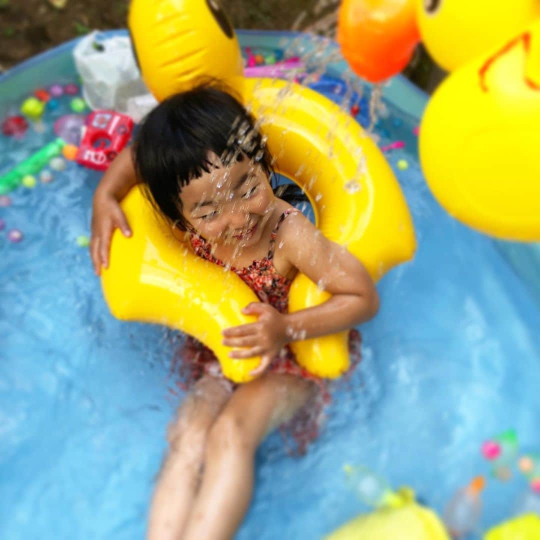 新井美穂さんのインスタグラム写真 - (新井美穂Instagram)「今日の東京は#夏日 朝からお日様サンサン☀️ キックバイク30分で、暑さにバテバテの娘だったので お家に帰って#お庭プール 久しぶりのプールに大はしゃぎの娘は、泳ぐだけでは喜びを表現しきれず、飛び魚になってました（笑）  #娘3歳11ヶ月#おうちプール」5月11日 15時40分 - arai_miho