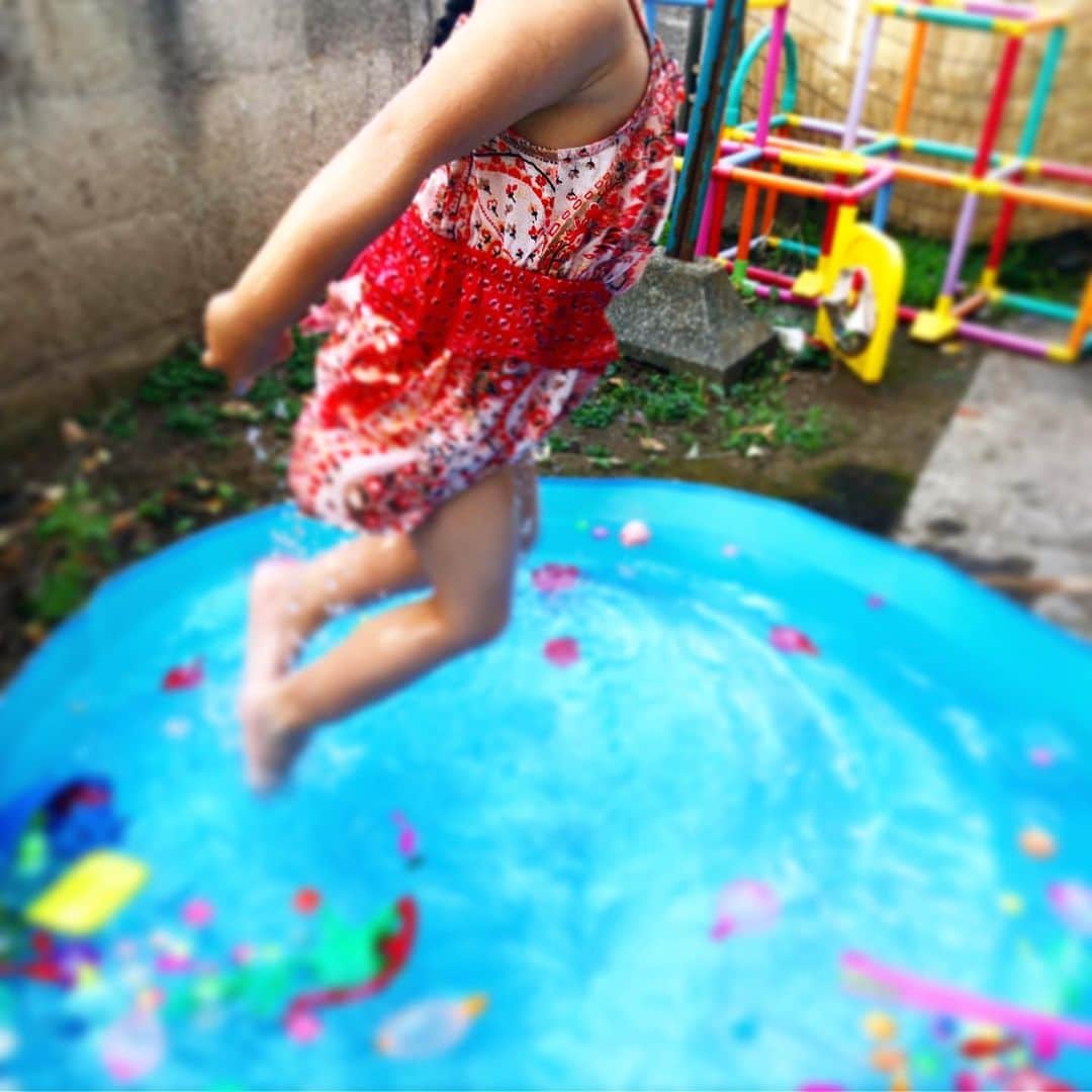 新井美穂さんのインスタグラム写真 - (新井美穂Instagram)「今日の東京は#夏日 朝からお日様サンサン☀️ キックバイク30分で、暑さにバテバテの娘だったので お家に帰って#お庭プール 久しぶりのプールに大はしゃぎの娘は、泳ぐだけでは喜びを表現しきれず、飛び魚になってました（笑）  #娘3歳11ヶ月#おうちプール」5月11日 15時40分 - arai_miho