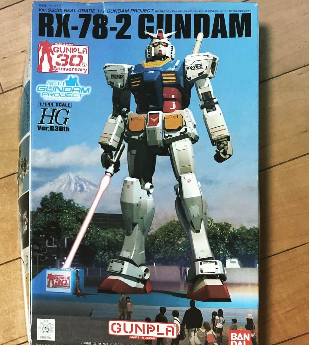 三上市朗のインスタグラム：「家の中片付けてたら出てきましたよ。どうしようかな、これ。 #ガンプラ」