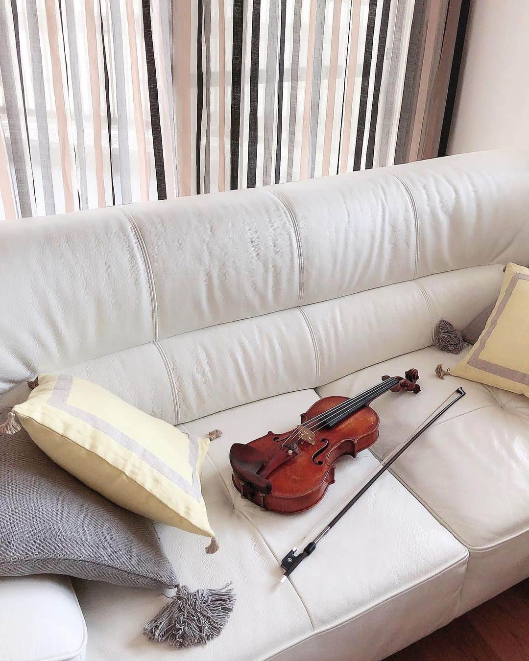 牧山純子さんのインスタグラム写真 - (牧山純子Instagram)「気持ちいいお天気だから場所を変えて練習してみた☺️青空を見ながら音を出せて楽しいな。 #バイオリン #violin #窓の外は青空」5月11日 15時54分 - junko.violin1202