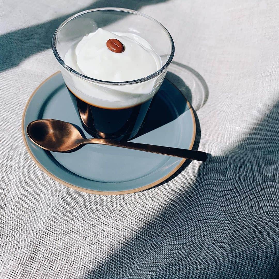 川村桃子さんのインスタグラム写真 - (川村桃子Instagram)「⠀ もったりユルめの生クリーム。⠀ 暑いからコーヒーゼリーを。⠀ ⠀ 最初は、ひとすくいづつ食べて半分からはグチャグチャに混ぜてペロリ。⠀ ⠀ #coffee #homemade #jelly #30度 #暑い #桃子の手作り #コーヒーゼリー #生クリームたっぷり ⠀」5月11日 16時04分 - momo_k1014