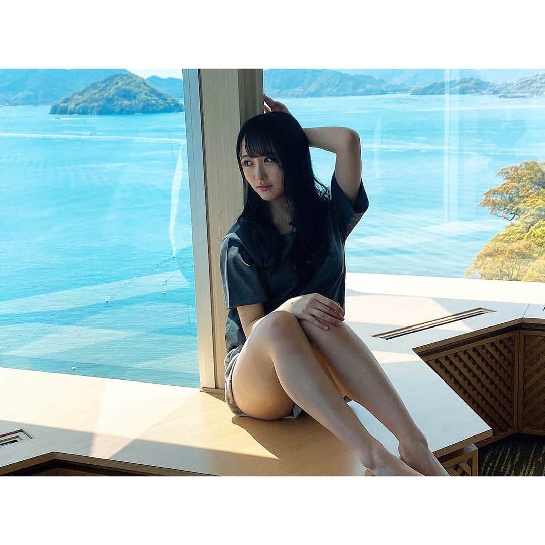 石田千穂さんのインスタグラム写真 - (石田千穂Instagram)「． BOMBさんオフショット🐳 瀬戸内海が一望できる部屋で素敵でした！ #BOMB さん#BOMB6月号 さん　#グラビア #瀬戸内海 #海 #STU48 #石田千穂」5月11日 16時01分 - chiho_ishida