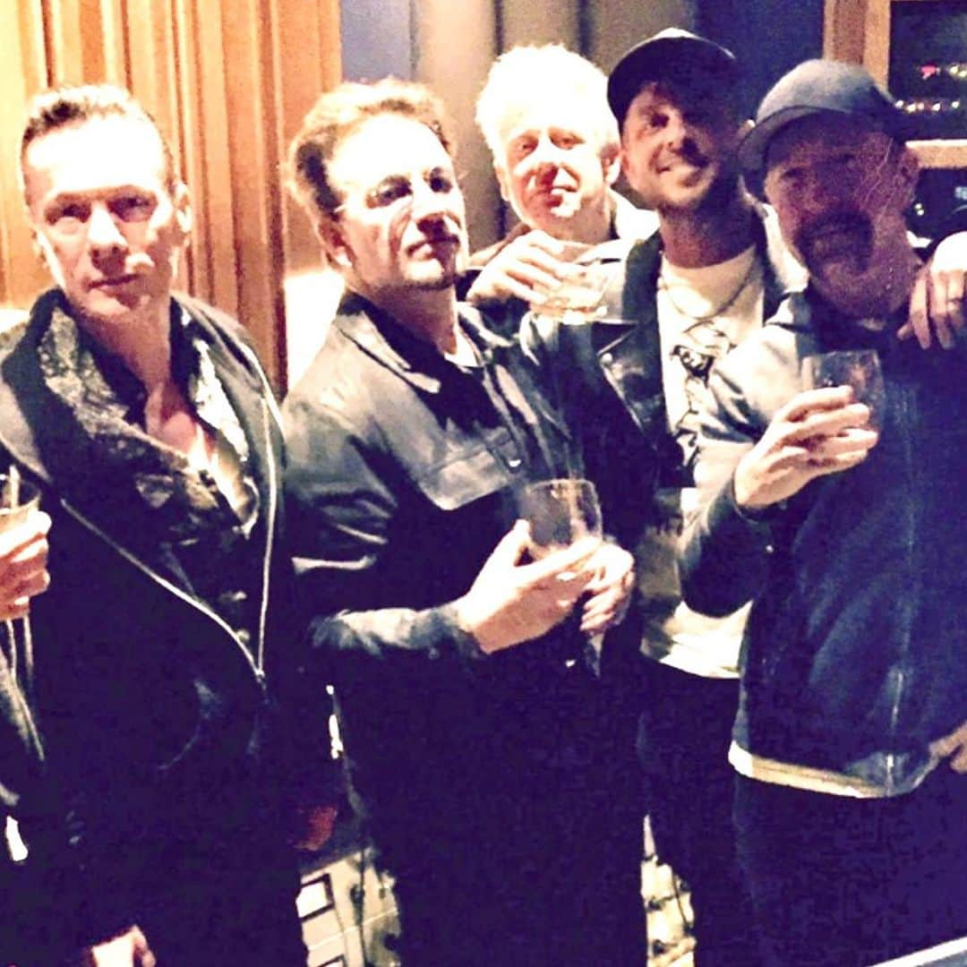 ライアン・テダーさんのインスタグラム写真 - (ライアン・テダーInstagram)「One of the absolute highlights of my career was getting to know @u2. We opened for them on their 360 tour in 2012 (which made me & @onerepublic feel like we finally belonged) then the Joshua Tree tour, and somewhere in the middle I was lucky enough to produce a cpl albums for them with some other crazy talented folks I look up to.  In my short life I’ve met a lot of heroes...occasionally they live up to the hype and once in a while they exceed the hype.  U2 is that band & Bono is that man.  Gracious, energetic, selfless, enigmatic, & beyond talented.  I’ve actually been lucky to work with most all my heroes at this point in my career- & I can say with total sobriety & certainty they are as good as it gets; as humans, and as musicians & artists.  I’m fortunate to still be as active in the bizarre world that is the “music business” as I was 17 years ago when I started- & now more than ever I wish there was an orientation to what we lucky few get to call our jobs... & teaching that orientation should be Bono, Larry, Edge & Adam.  That course would teach honesty, humility, mystery, tenacity, & a commitment to do the hard work.  The opposite of a one hit wonder, overnight viral success.  That’s what they are & that’s why this many years on they continue to inspire & outsell every other touring act 10,20,30 years behind them.  They’ve inspired me & continue to-  Bono- as successful as u are as a musician, you’re even more successful as a human-  thanks for always lifting us up-  happy birthday -  love ya ❤️. PS I have a better photo somewhere」5月11日 16時02分 - ryantedder