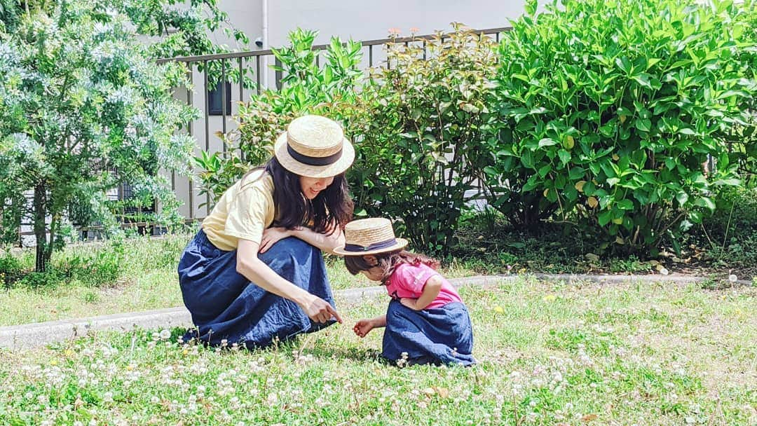 吉村美樹さんのインスタグラム写真 - (吉村美樹Instagram)「毎日朝活✾暑くなる前に、ぜんちゃんとお散歩Uo･ｪ･oU  #母と娘 #母は友達 #シロツメクサ #ミツバチ #野原 #お散歩コーデ #親子コーデ #おそろいコーデ #laundry #ネコ #ネコt #ネコさん #好きね #🐈 #２歳２ヶ月 #サトルジャパン #モデル #ママモデル #吉村美樹」5月11日 16時04分 - yoshimuramiki0911