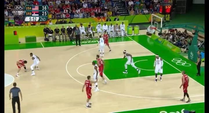 青木康平のインスタグラム：「このプレイはボールハンドラーや、セルビアのチームのスペースシングが素晴らしいのは誰が見ても間違いないんだけど、(個人的にはセルビアのバスケが大好き)  今回はあえて、1人のアメリカの選手の"悪い点"をあげたいと思います。 これは非常に大事なポイントであり、プロ選手にも絶対に伝えていますし、子供達にも必ず言う事です。 皆さんわかりますか？ ちなみにバスケット以外でも大事な事ですし、その人の人格を表すような事でもあります。 ＊ヒント出し過ぎか！笑」