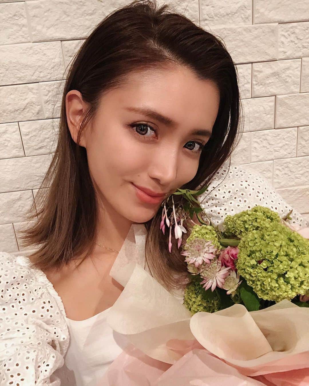 谷口紗耶香のインスタグラム：「thank you 💐 お花もらうのって すごく嬉しいよね🤍🤍 ありがと🤍」